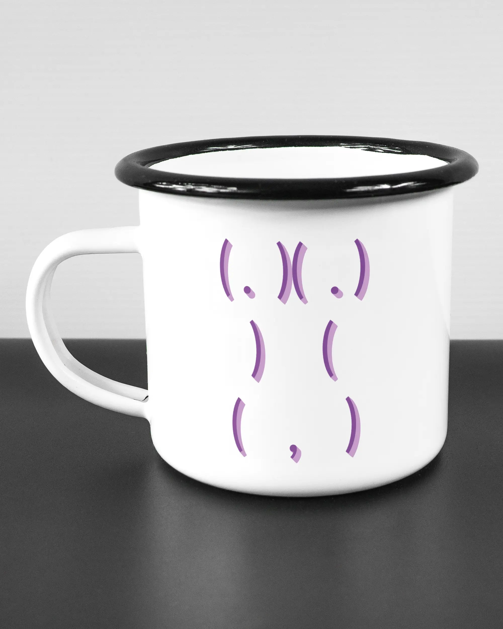 Titelbild, das die linke Seite der beidseitig bedruckten Emailletasse von Maondo mit dem Design Body Language in der Farbe White-Black auf einem Holztisch zeigt