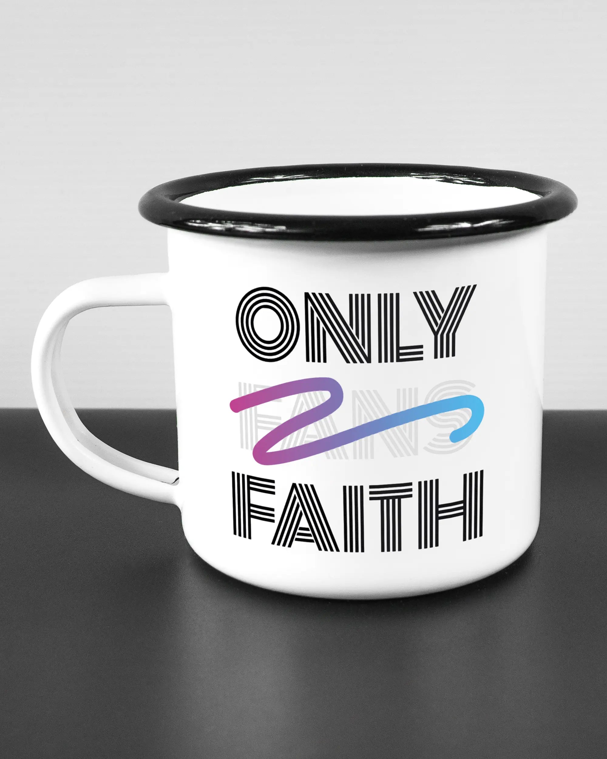 Titelbild, das die linke Seite der beidseitig bedruckten Emailletasse von Maondo mit dem Design Only Faith in der Farbe White-Black auf einem Holztisch zeigt