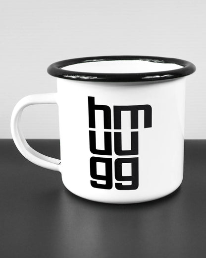Titelbild, das die linke Seite der beidseitig bedruckten Emailletasse von Maondo mit dem Design Hug Mug in der Farbe White-Black auf einem Holztisch zeigt