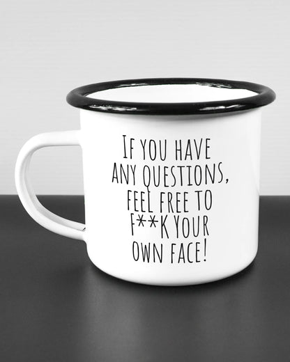 Titelbild, das die linke Seite der beidseitig bedruckten Emailletasse von Maondo mit dem Design Feel Free in der Farbe White-Black auf einem Holztisch zeigt