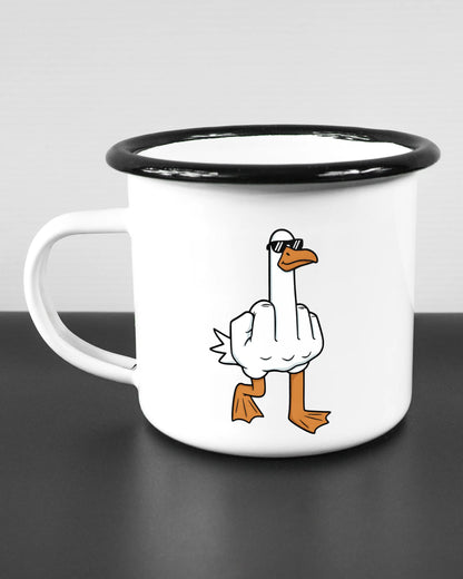Titelbild, das die linke Seite der beidseitig bedruckten Emailletasse von Maondo mit dem Design I give a duck in der Farbe White-Black auf einem Holztisch zeigt