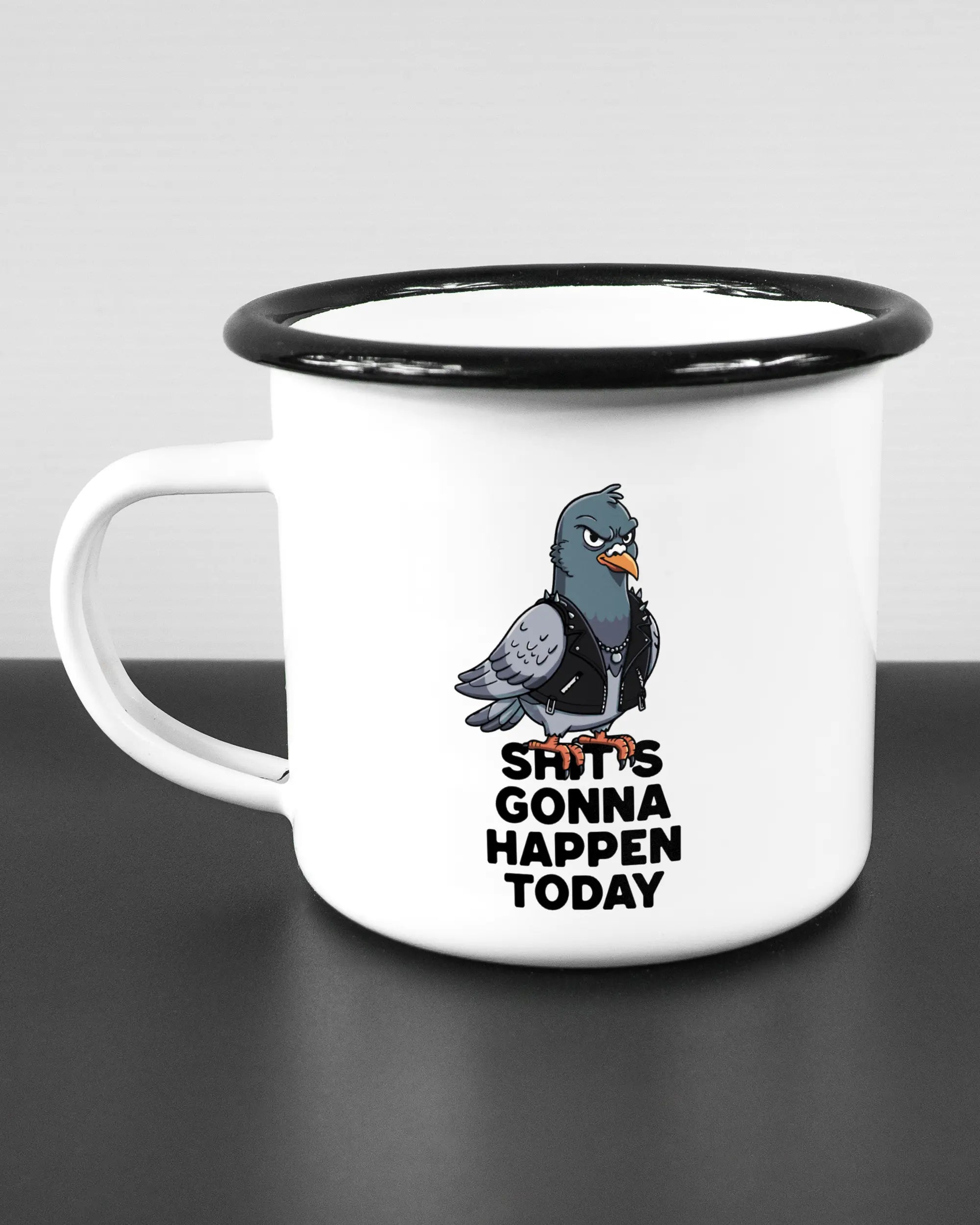 Titelbild, das die linke Seite der beidseitig bedruckten Emailletasse von Maondo mit dem Design Pigeon Pun in der Farbe White-Black auf einem Holztisch zeigt