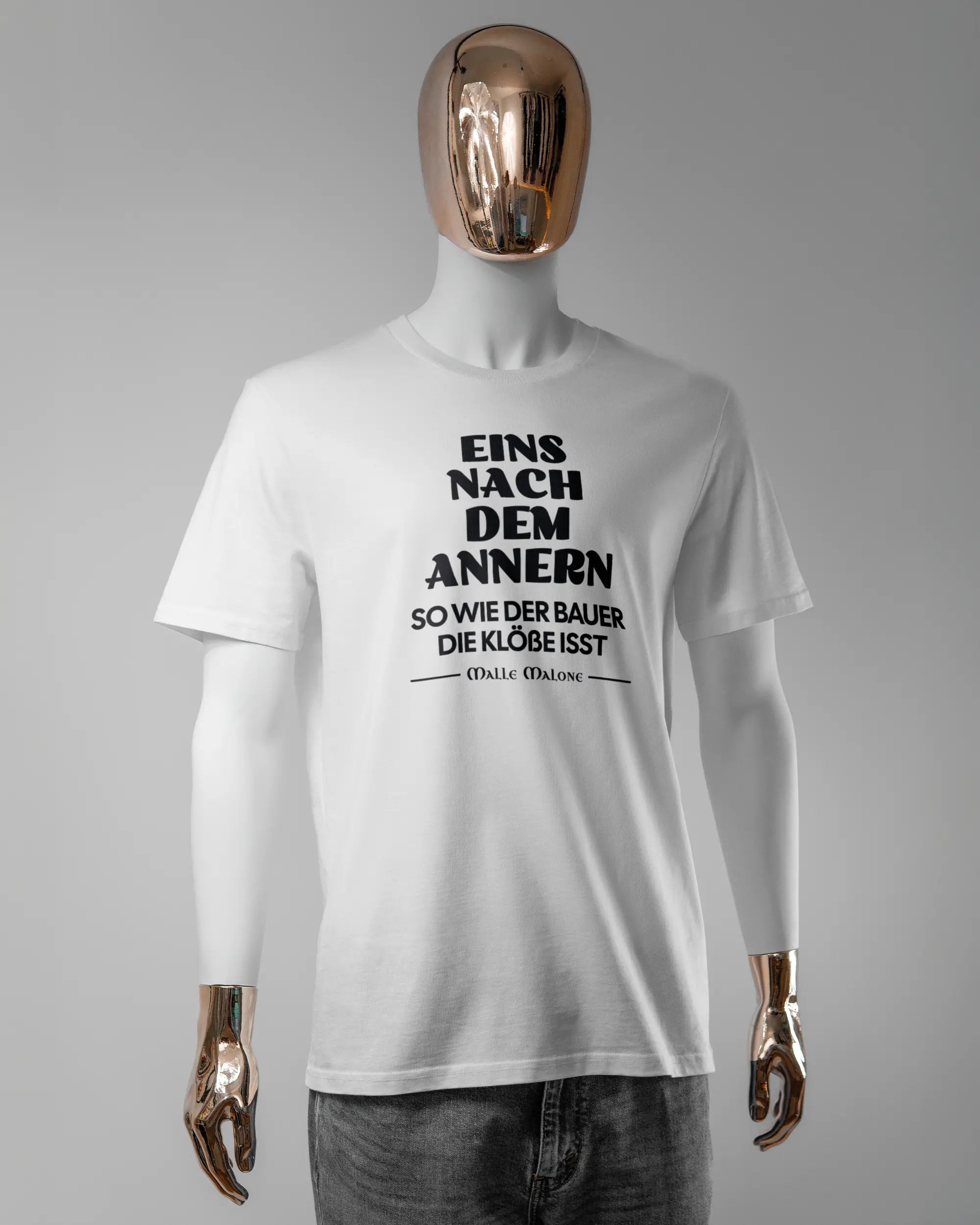 Vorderseite des Organic Unisex T-Shirt Casual von Maondo mit dem Design Eins nach dem Annern in der Farbe White und in der Größe L getragen von einer maskulinen Puppe