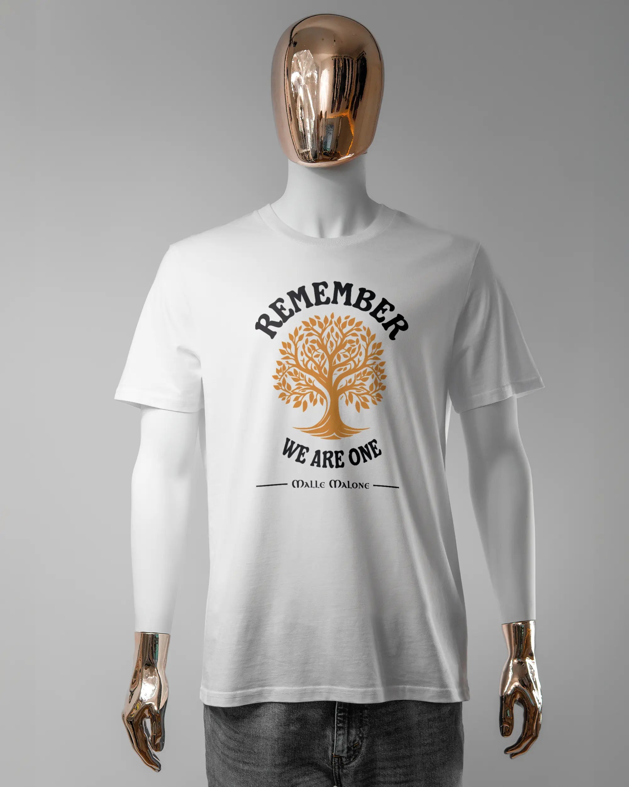 Vorderseite des Organic Unisex T-Shirt Casual von Maondo mit dem Design We are one in der Farbe White und in der Größe L getragen von einer maskulinen Puppe
