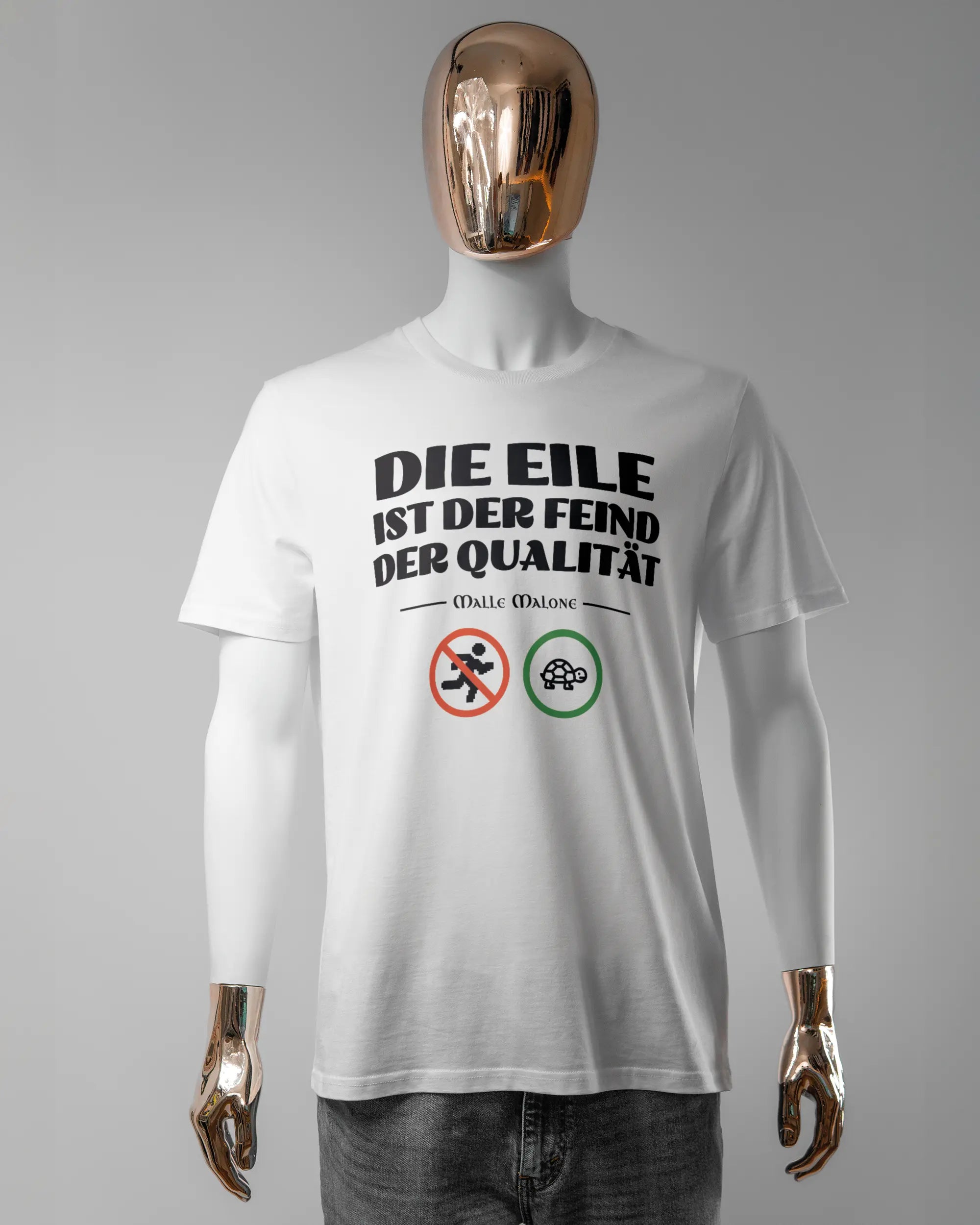 Vorderseite des Organic Unisex T-Shirt Casual von Maondo mit dem Design Keine Eile in der Farbe White und in der Größe L getragen von einer maskulinen Puppe