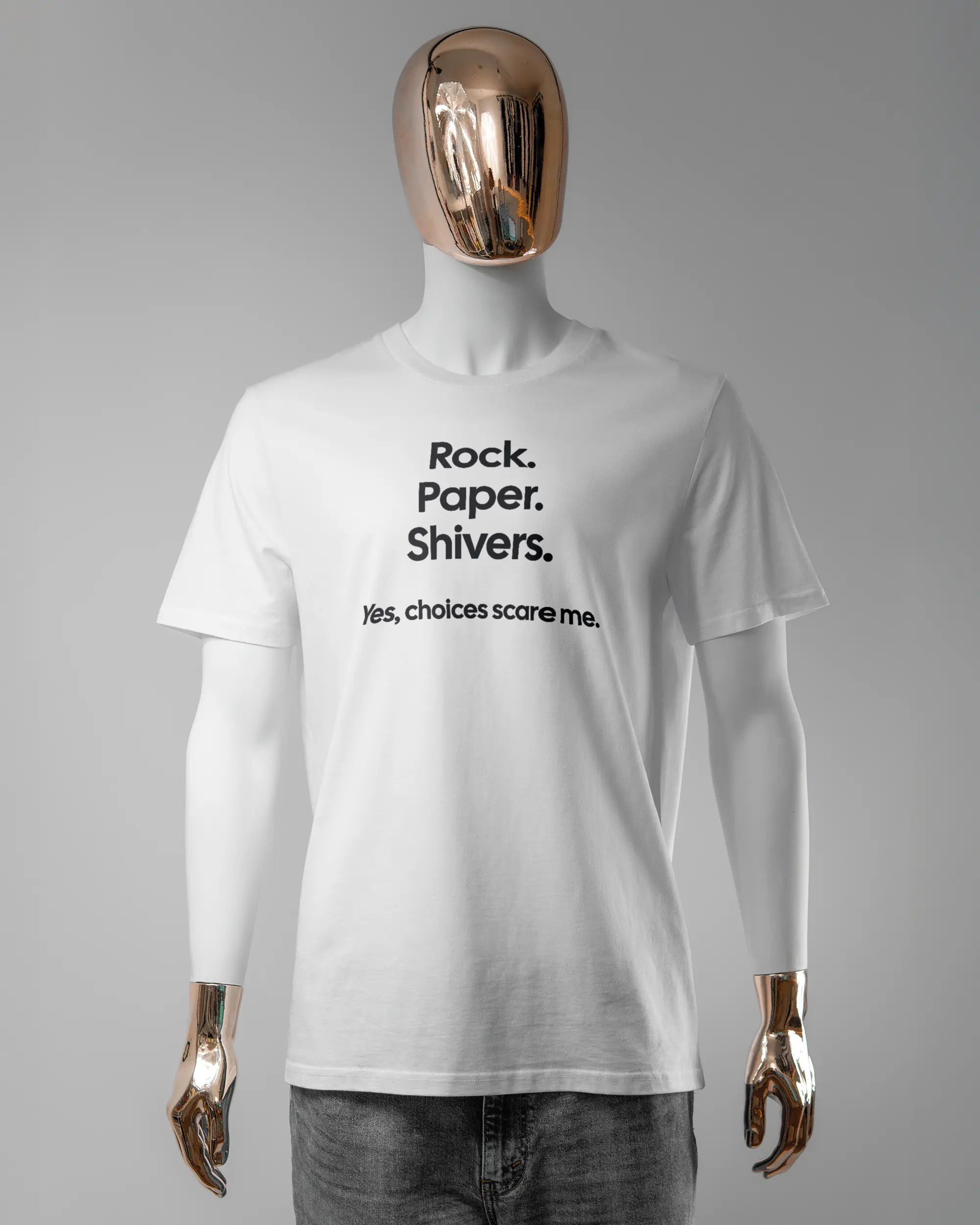 Vorderseite des Organic Unisex T-Shirt Casual von Maondo mit dem Design Rock Paper Shivers in der Farbe White und in der Größe L getragen von einer maskulinen Puppe