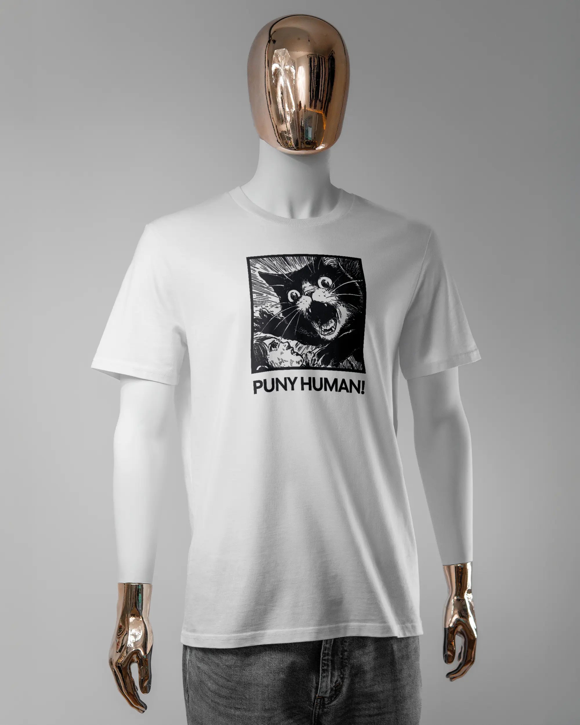 Vorderseite des Organic Unisex T-Shirt Casual von Maondo mit dem Design Puny Human in der Farbe White und in der Größe L getragen von einer maskulinen Puppe