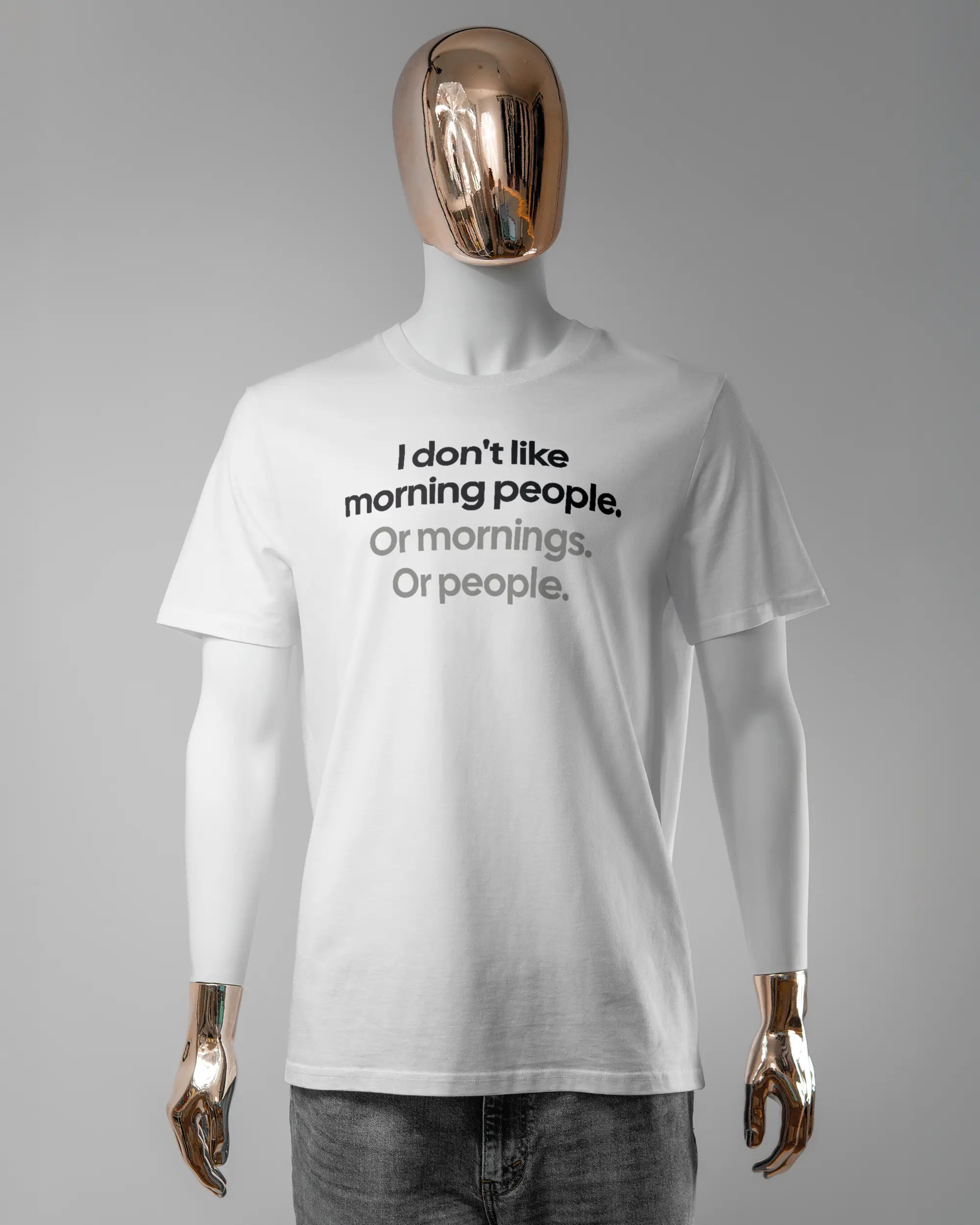 Vorderseite des Organic Unisex T-Shirt Casual von Maondo mit dem Design Morning Person in der Farbe White und in der Größe L getragen von einer maskulinen Puppe