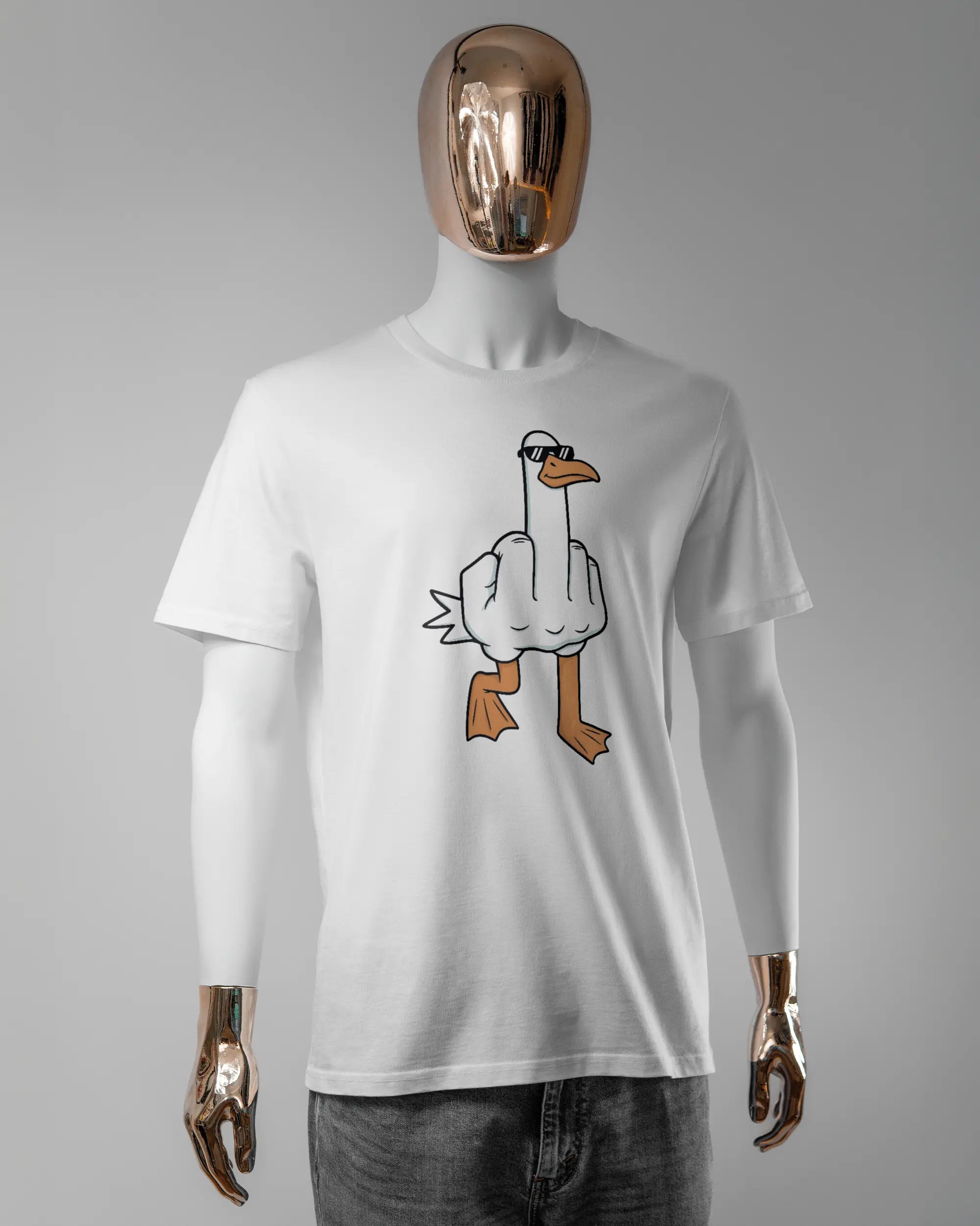 Vorderseite des Organic Unisex T-Shirt Casual von Maondo mit dem Design I give a duck in der Farbe White und in der Größe L getragen von einer maskulinen Puppe