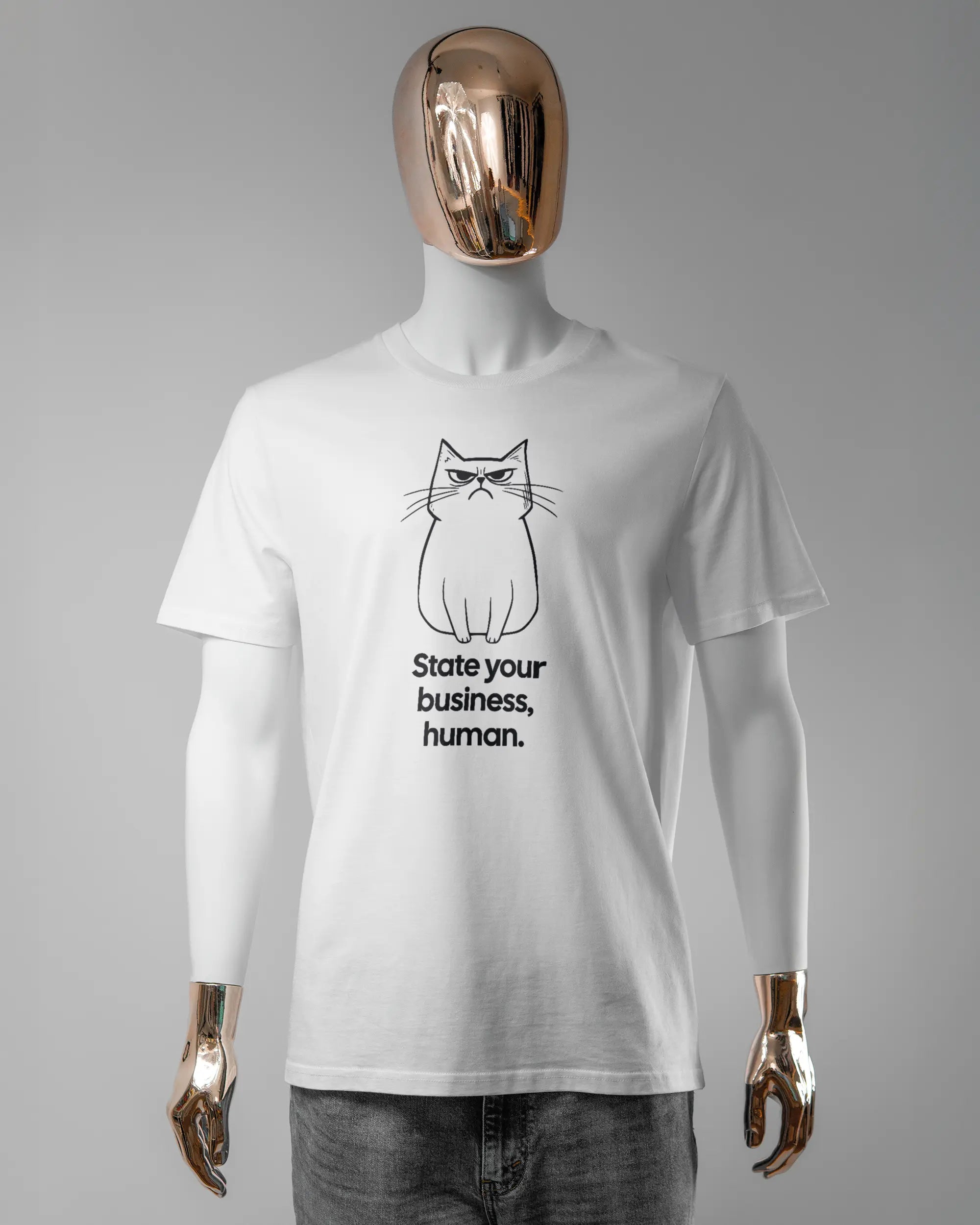 Vorderseite des Organic Unisex T-Shirt Casual von Maondo mit dem Design Grumpy Purr in der Farbe White und in der Größe L getragen von einer maskulinen Puppe