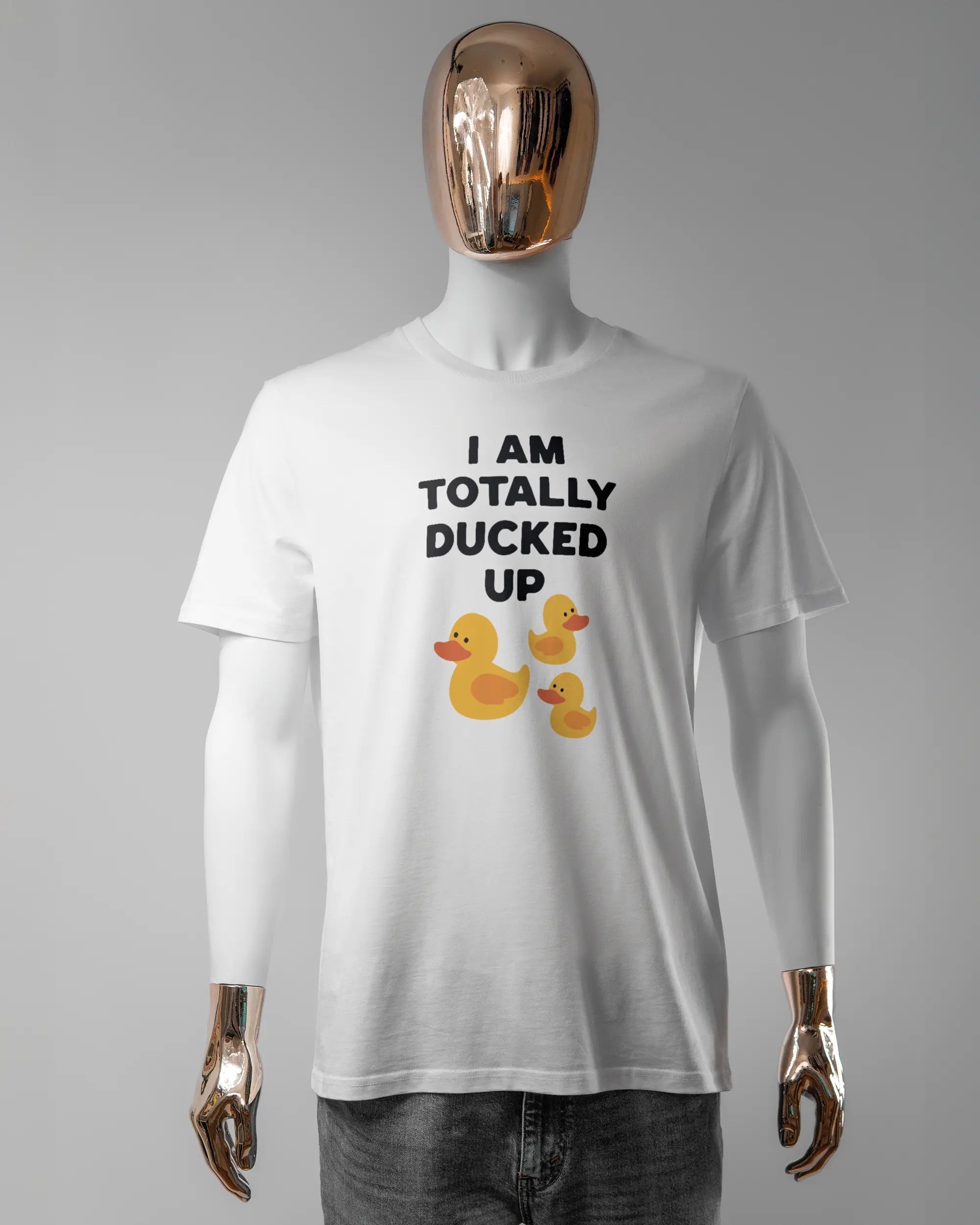 Vorderseite des Organic Unisex T-Shirt Casual von Maondo mit dem Design Ducked Up in der Farbe White und in der Größe L getragen von einer maskulinen Puppe