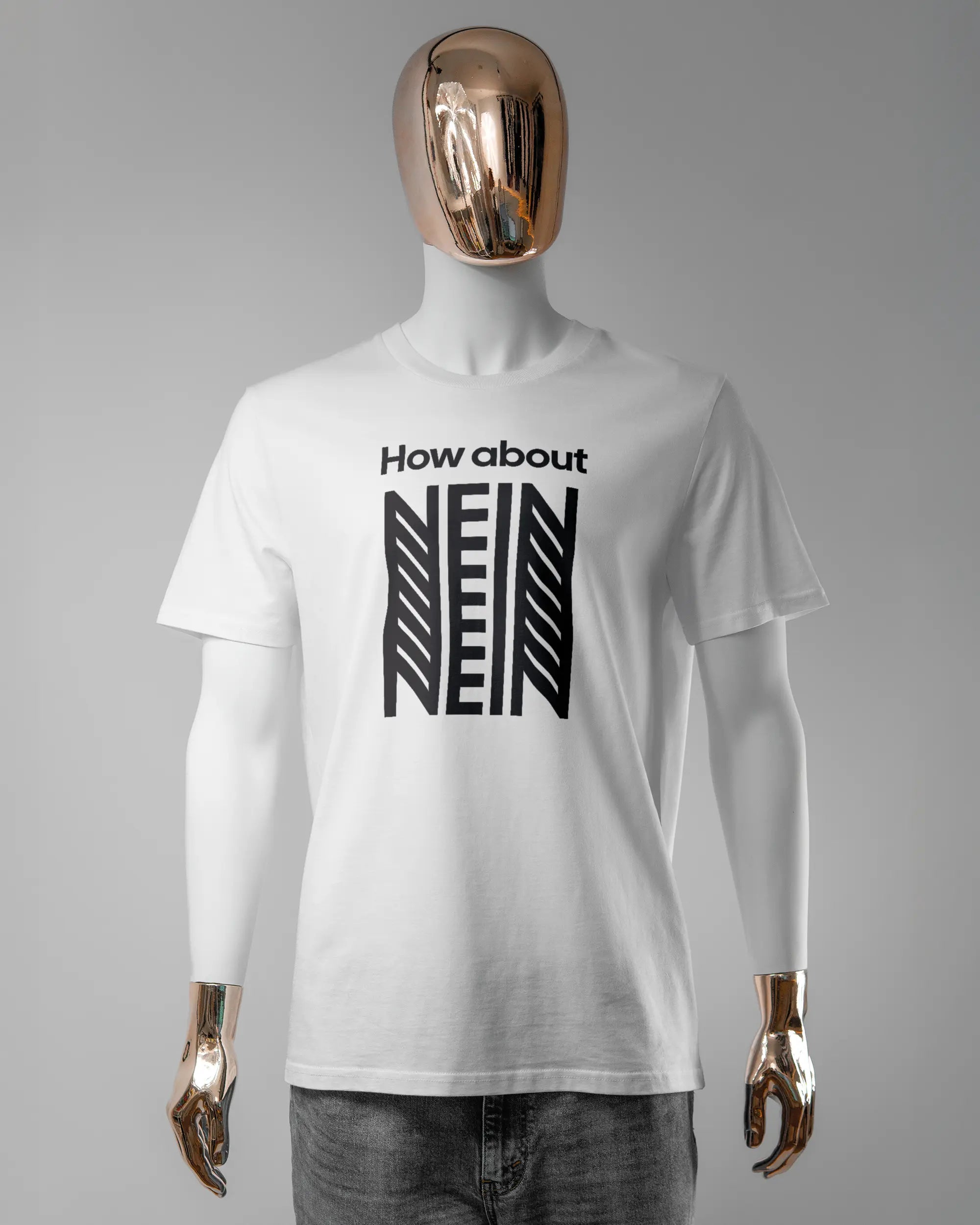 Vorderseite des Organic Unisex T-Shirt Casual von Maondo mit dem Design How about nein in der Farbe White und in der Größe L getragen von einer maskulinen Puppe