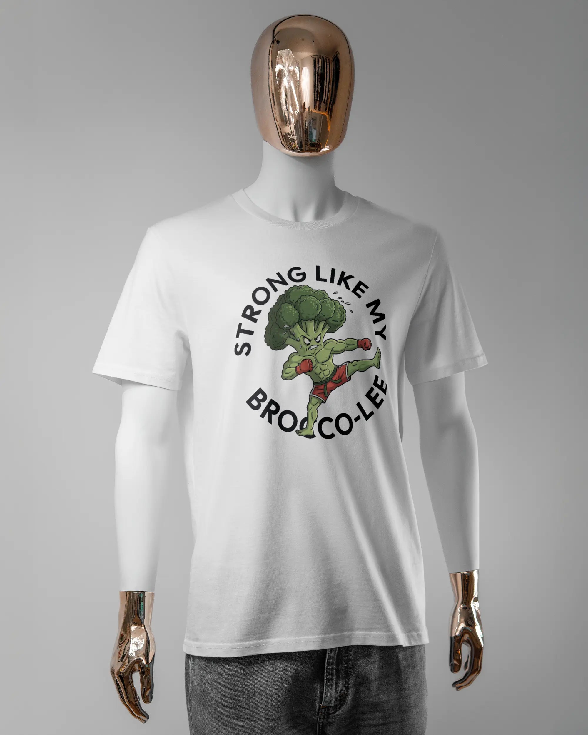 Vorderseite des Organic Unisex T-Shirt Casual von Maondo mit dem Design Brocco-Lee in der Farbe White und in der Größe L getragen von einer maskulinen Puppe