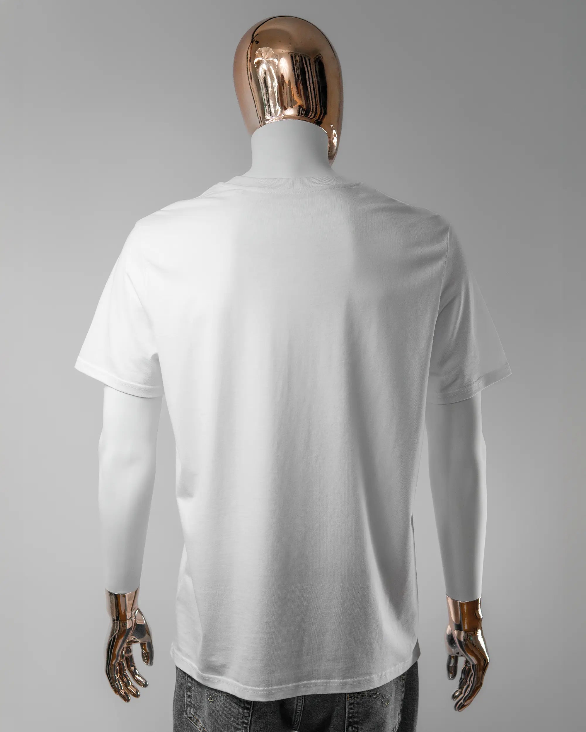 Rückseite des Organic Unisex T-Shirt Casual von Maondo ohne Motiv in der Farbe White und in der Größe L getragen von einer maskulinen Puppe