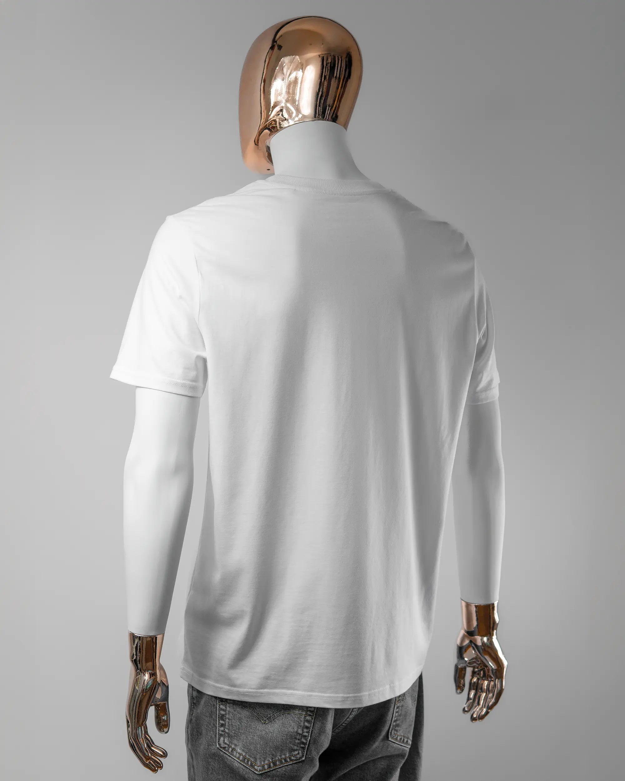 Rückseite des Organic Unisex T-Shirt Casual von Maondo ohne Motiv in der Farbe White und in der Größe L getragen von einer maskulinen Puppe
