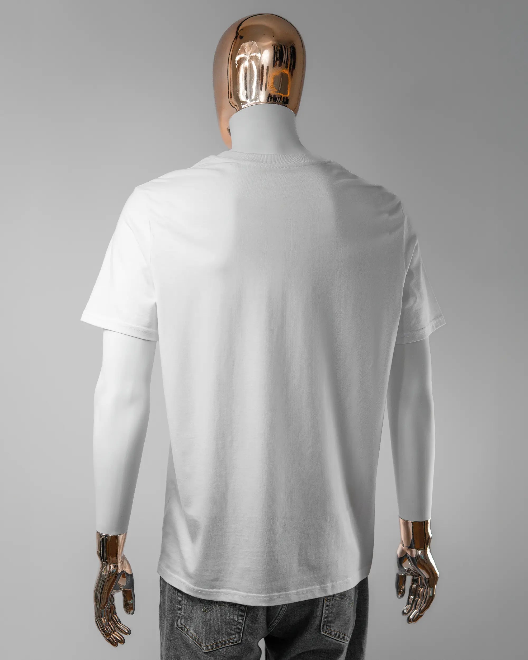 Rückseite des Organic Unisex T-Shirt Casual von Maondo ohne Motiv in der Farbe White und in der Größe L getragen von einer maskulinen Puppe