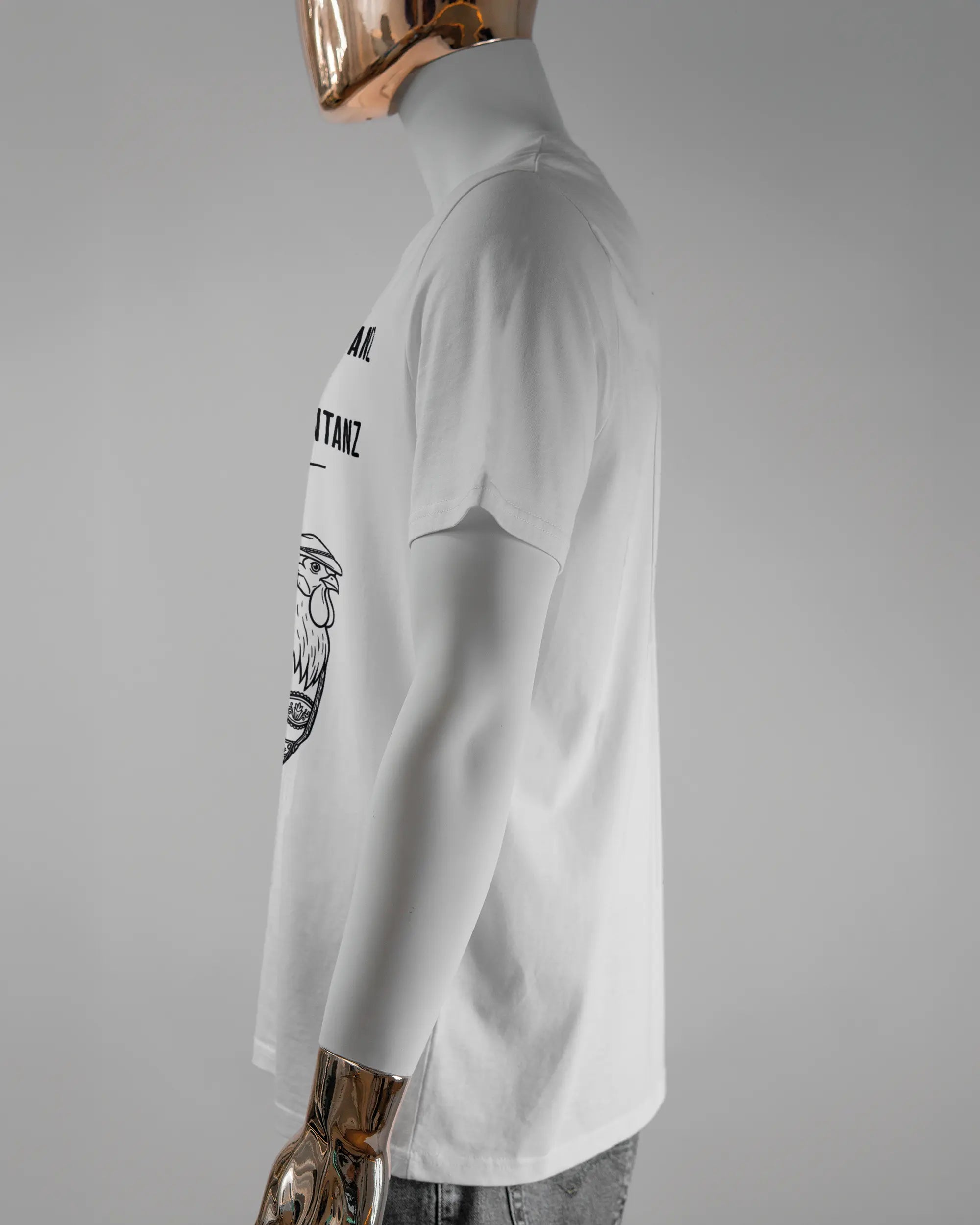 Seitenansicht des Organic Unisex T-Shirt Casual von Maondo mit dem Design Trachtentanz vorne in der Farbe White und in der Größe L getragen von einer maskulinen Puppe