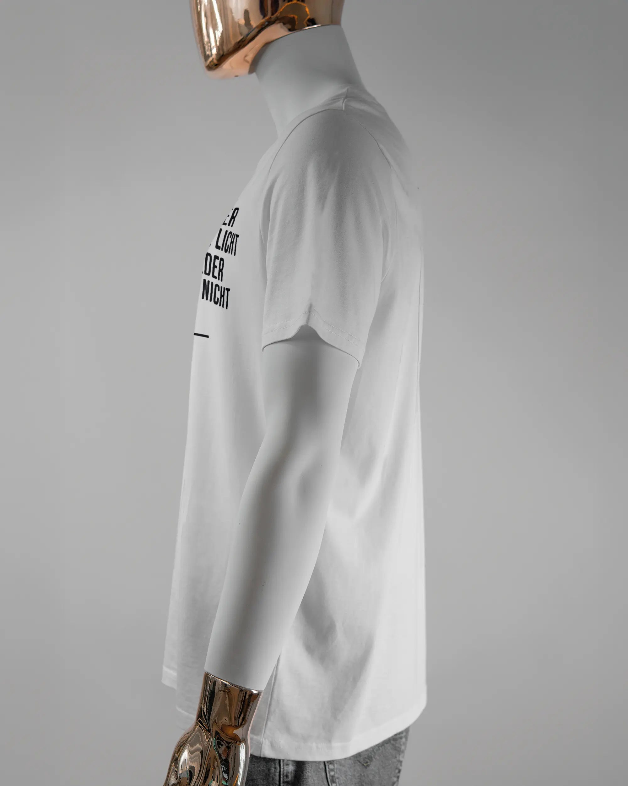 Seitenansicht des Organic Unisex T-Shirt Casual von Maondo mit dem Design Wegzeug vorne in der Farbe White und in der Größe L getragen von einer maskulinen Puppe