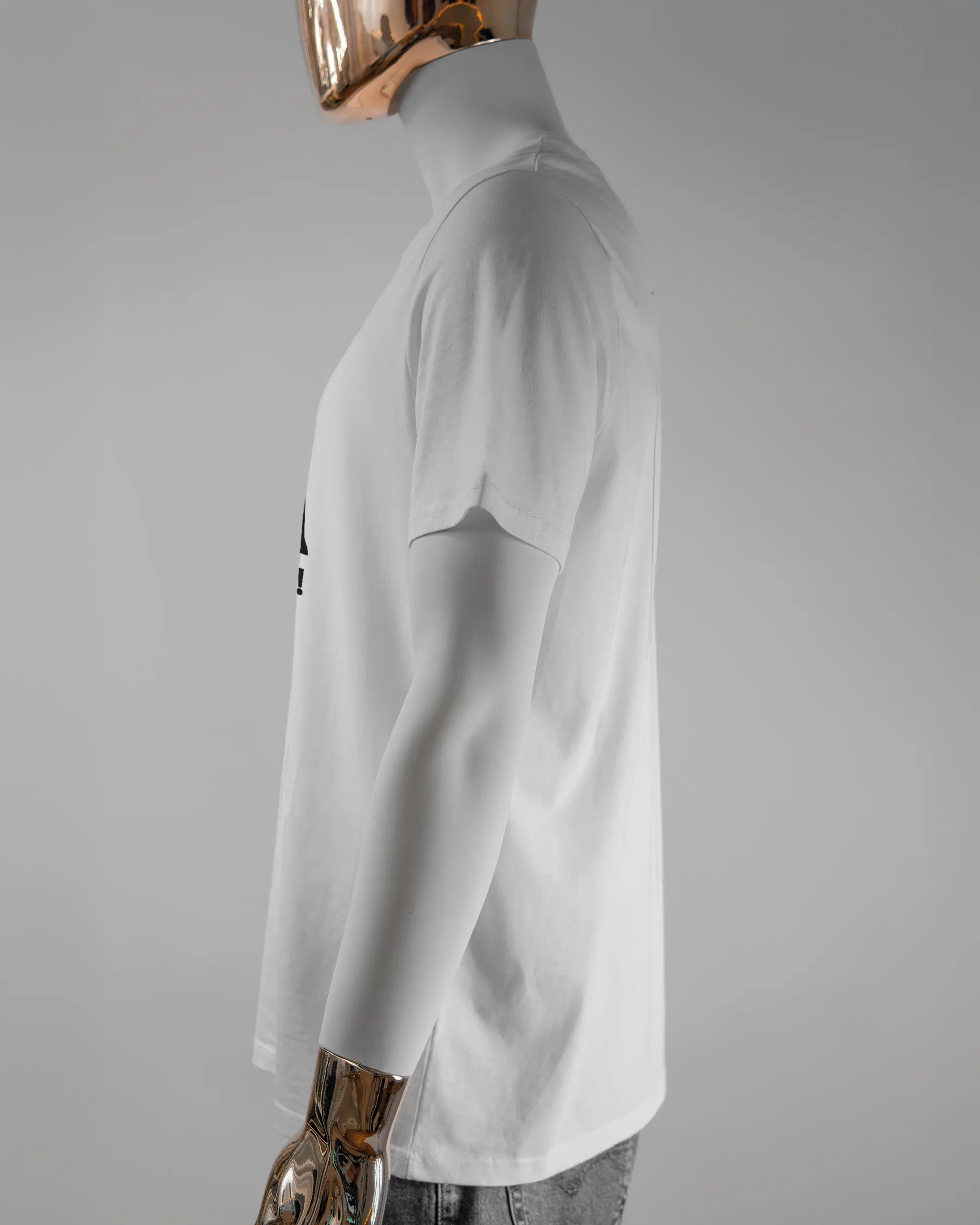 Seitenansicht des Organic Unisex T-Shirt Casual von Maondo mit dem Design Puny Human vorne in der Farbe White und in der Größe L getragen von einer maskulinen Puppe