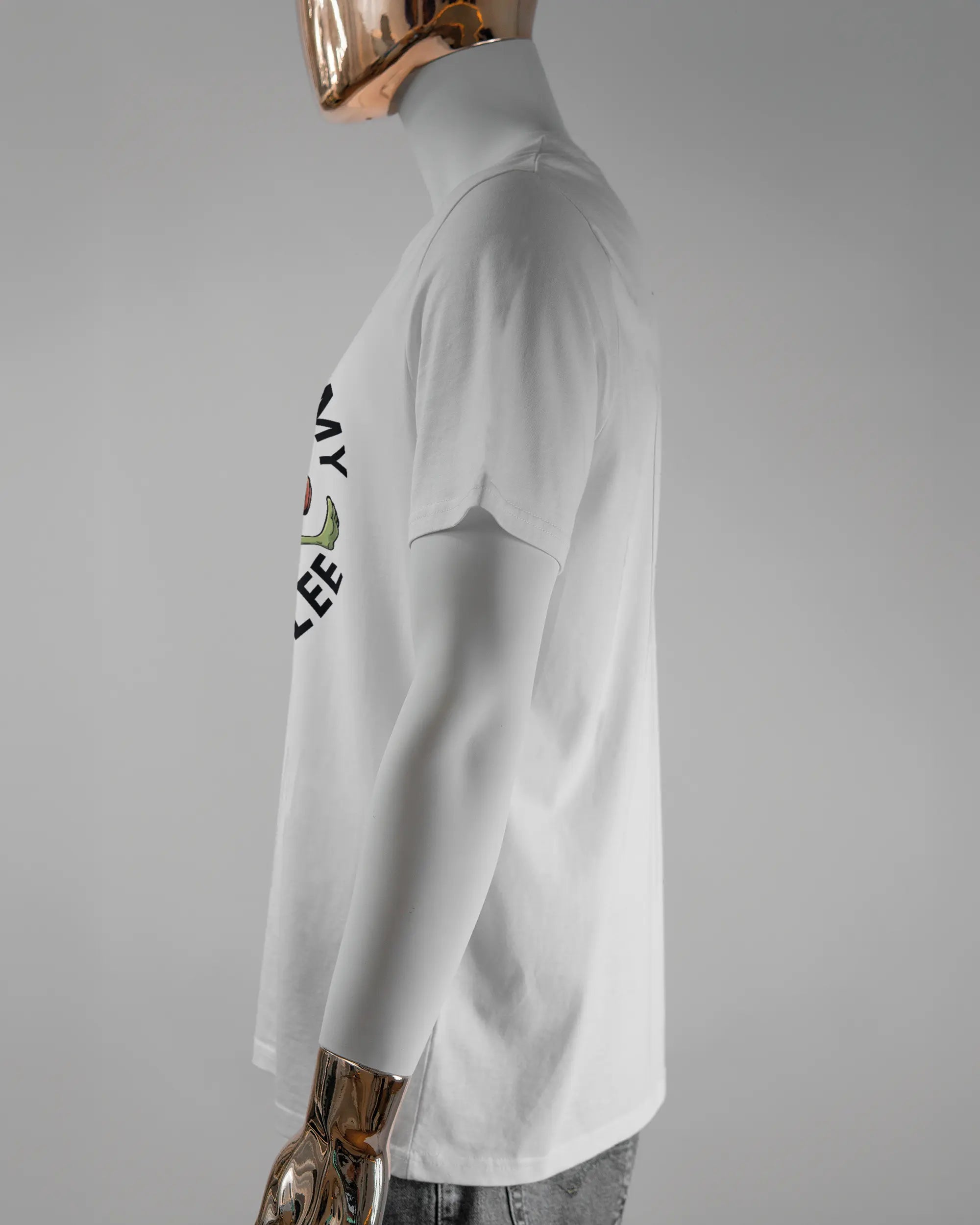 Seitenansicht des Organic Unisex T-Shirt Casual von Maondo mit dem Design Brocco-Lee vorne in der Farbe White und in der Größe L getragen von einer maskulinen Puppe