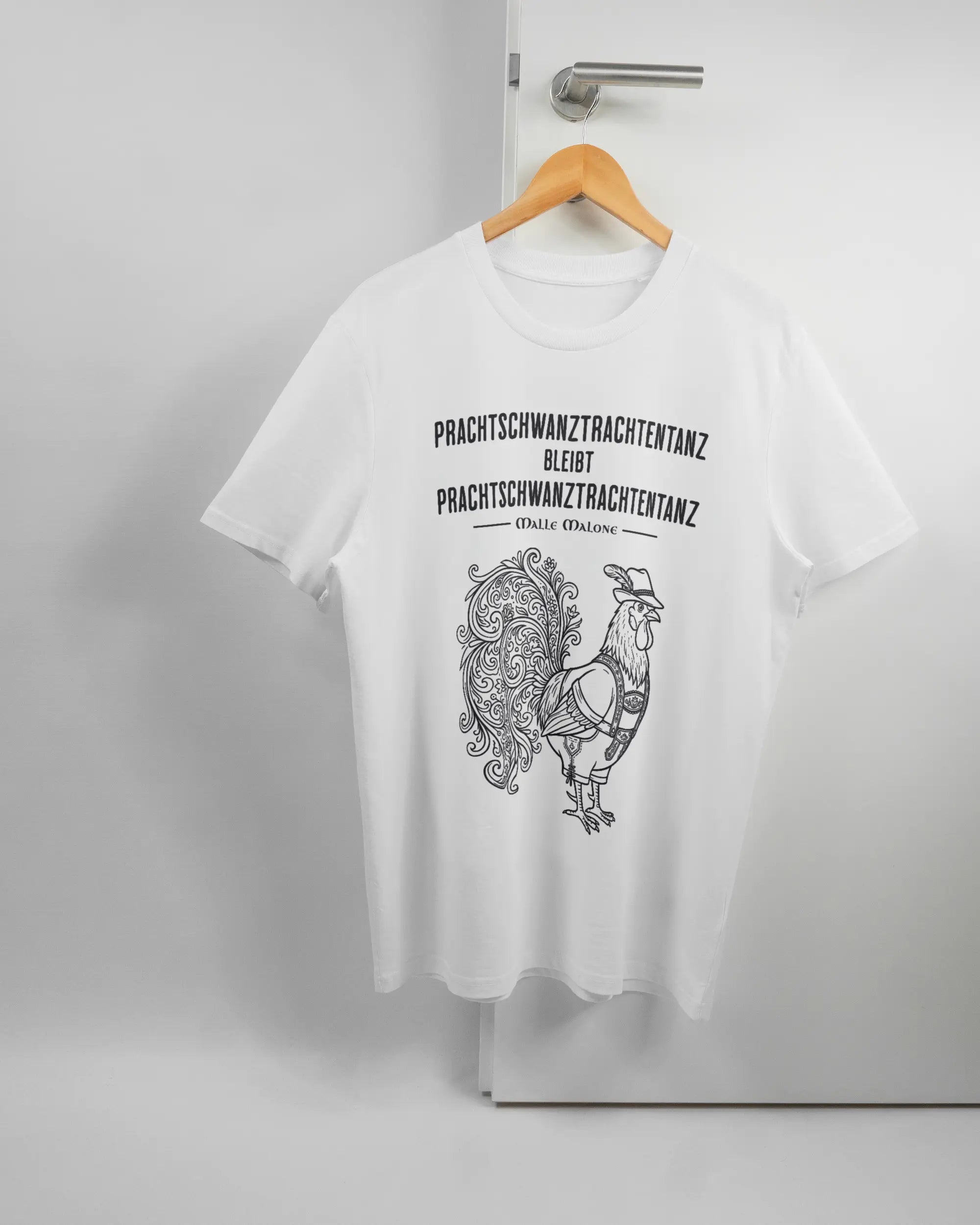 Vorderseite des Organic Unisex T-Shirt Casual von Maondo mit dem Design Trachtentanz in der Farbe White und in der Größe L auf einem Bügel an der Türklinke aufgehängt