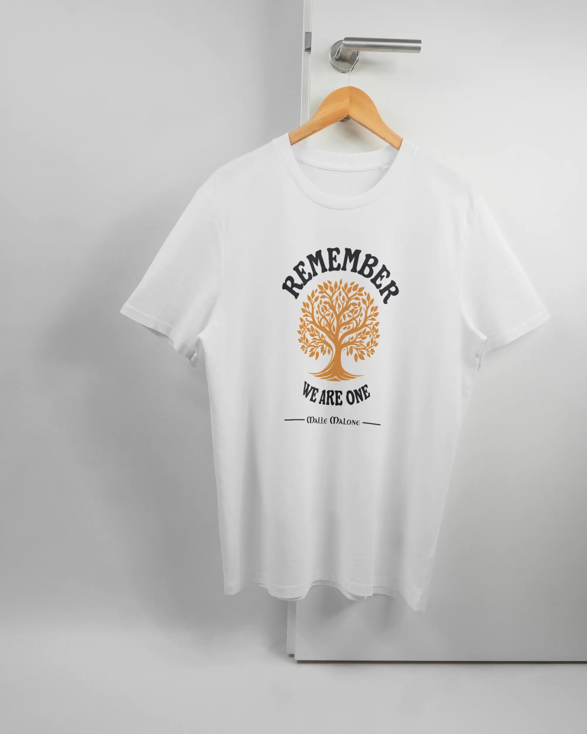 Vorderseite des Organic Unisex T-Shirt Casual von Maondo mit dem Design We are one in der Farbe White und in der Größe L auf einem Bügel an der Türklinke aufgehängt