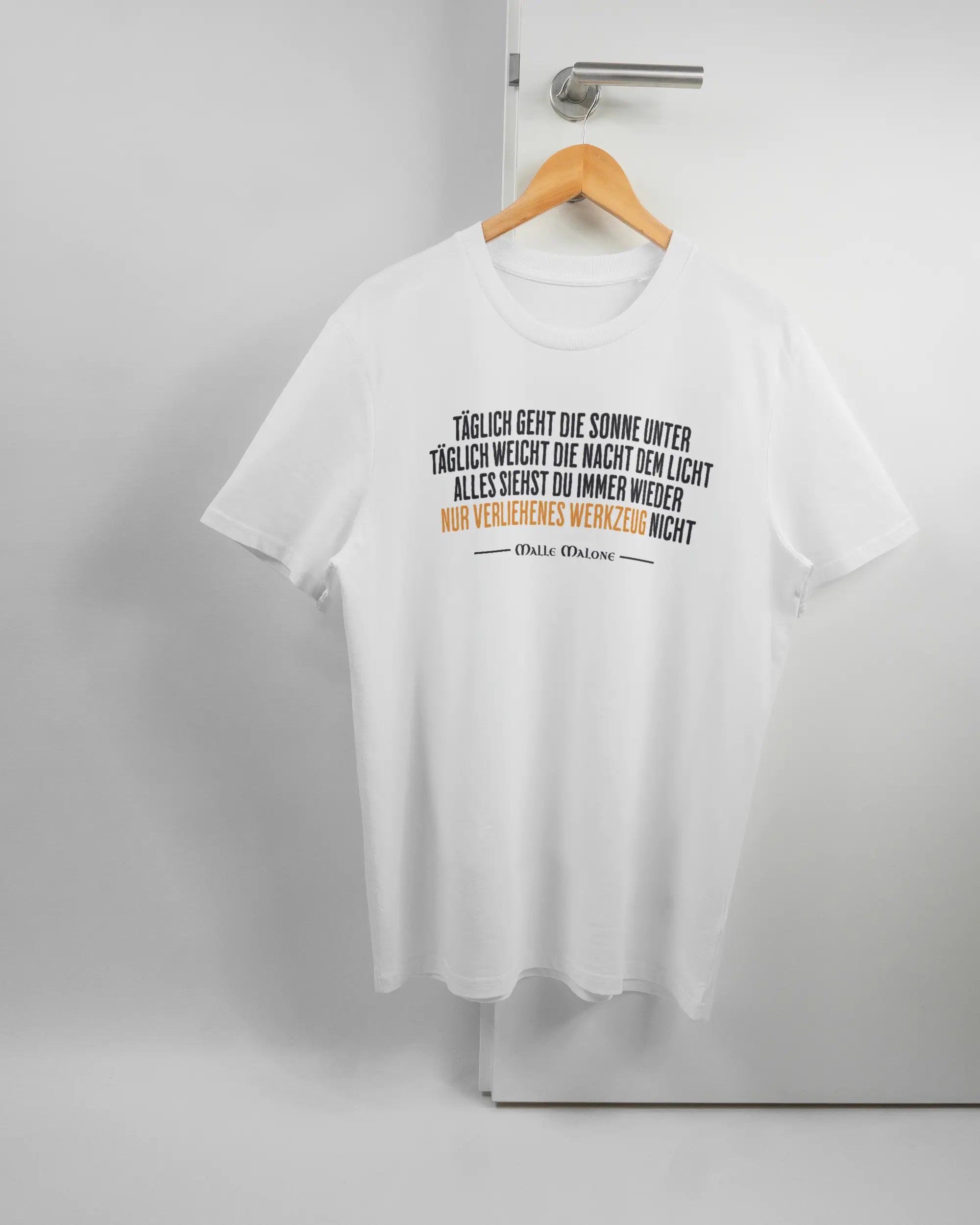 Vorderseite des Organic Unisex T-Shirt Casual von Maondo mit dem Design Wegzeug in der Farbe White und in der Größe L auf einem Bügel an der Türklinke aufgehängt
