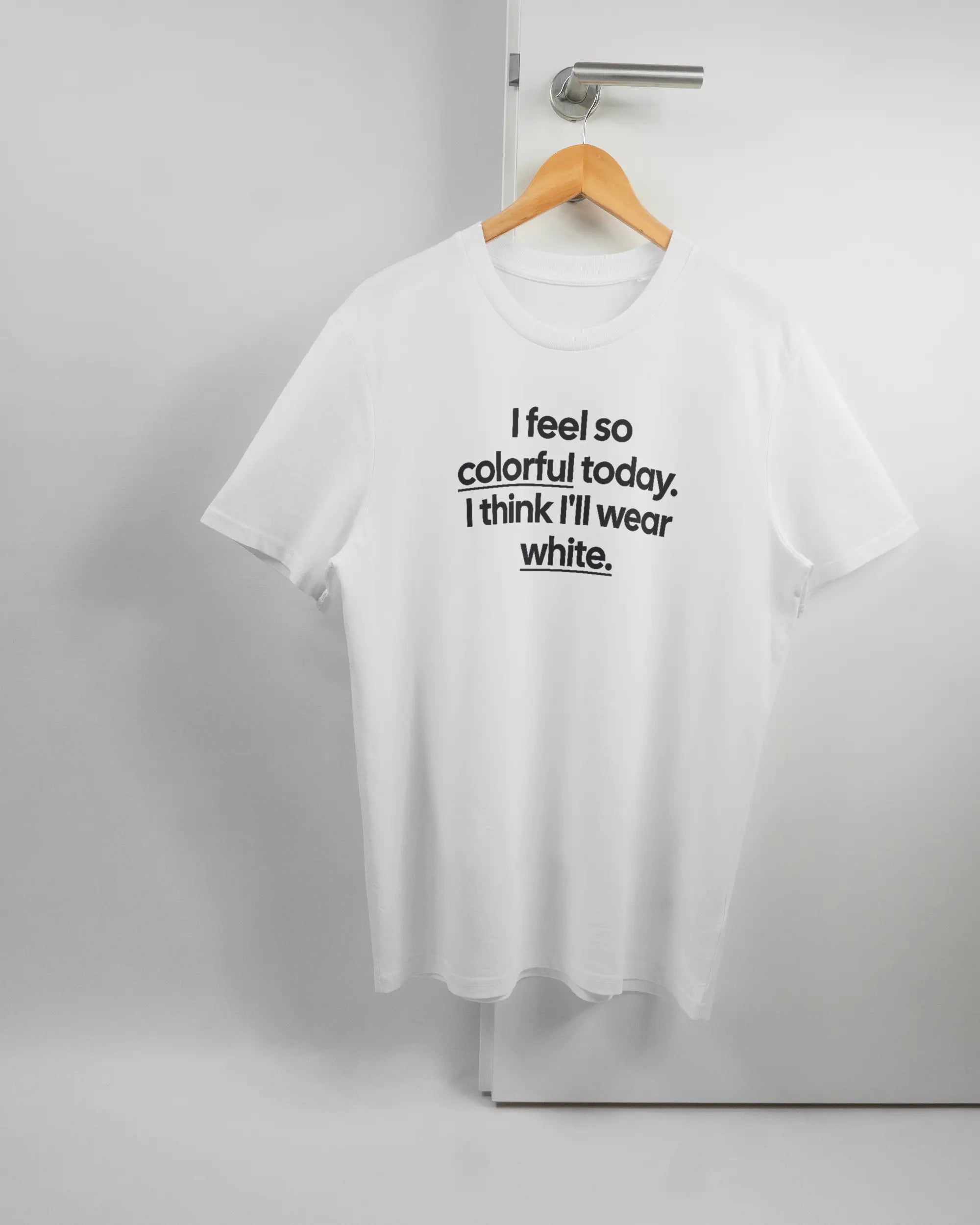 Vorderseite des Organic Unisex T-Shirt Casual von Maondo mit dem Design Colorful Day in der Farbe White und in der Größe L auf einem Bügel an der Türklinke aufgehängt