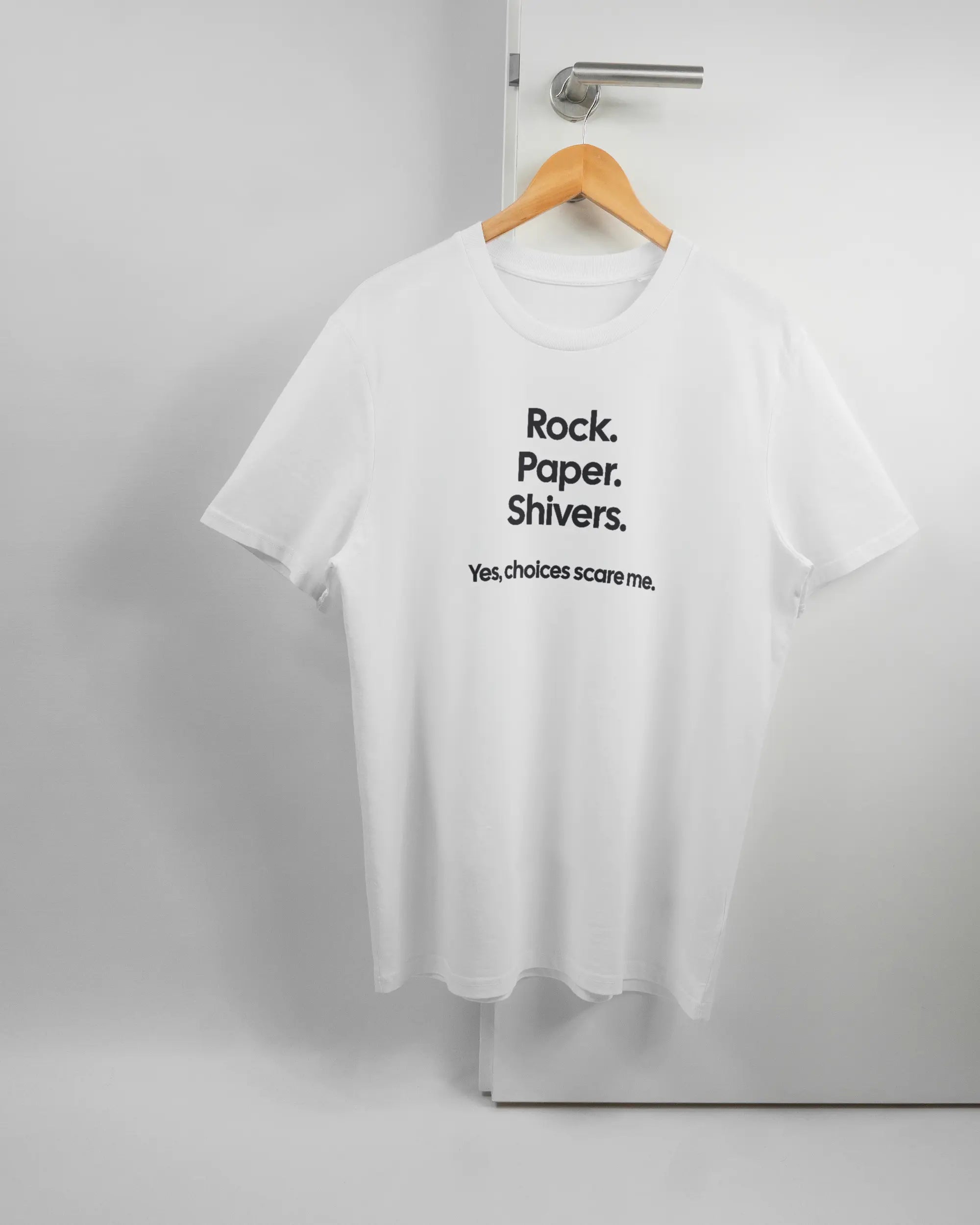 Vorderseite des Organic Unisex T-Shirt Casual von Maondo mit dem Design Rock Paper Shivers in der Farbe White und in der Größe L auf einem Bügel an der Türklinke aufgehängt