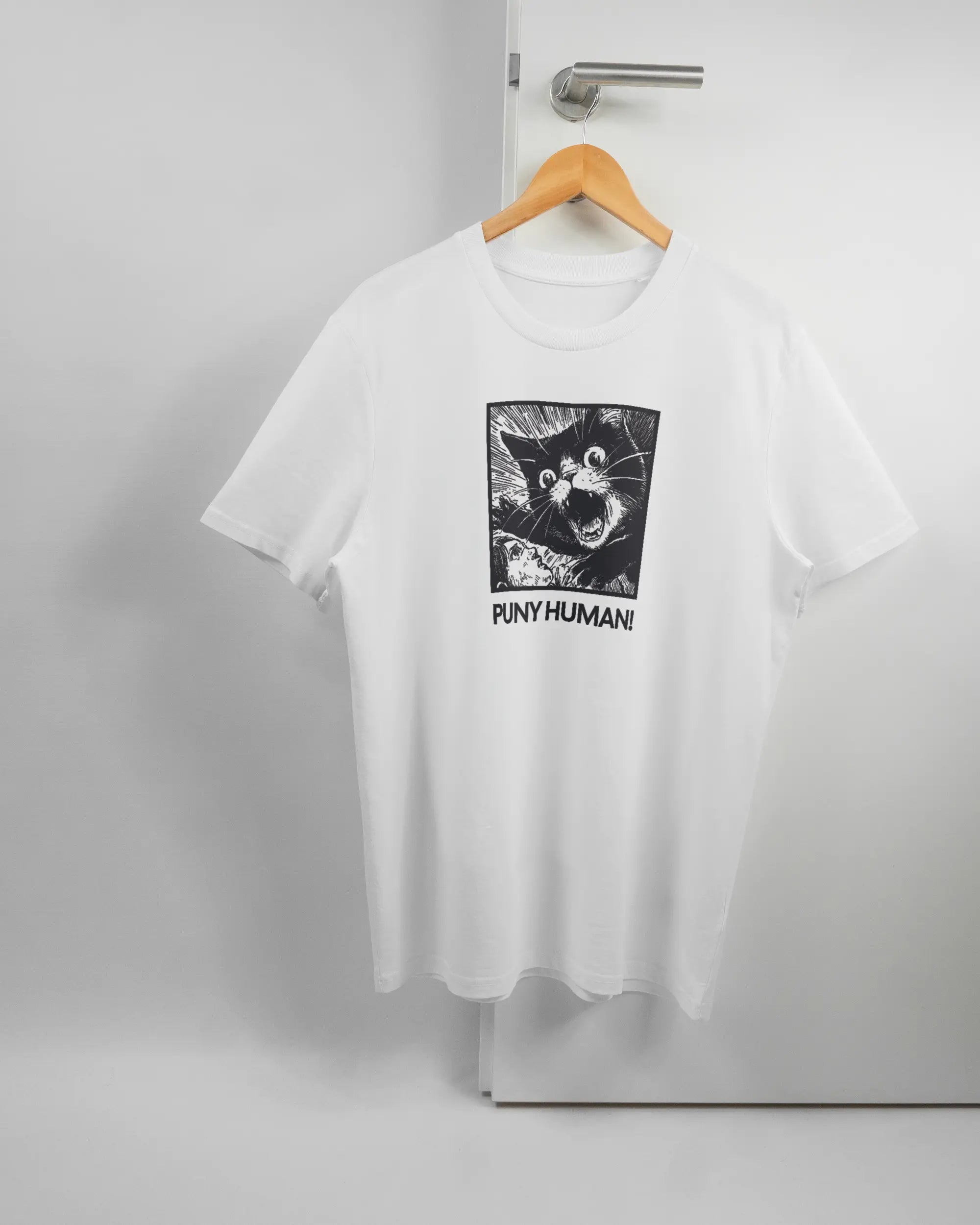 Vorderseite des Organic Unisex T-Shirt Casual von Maondo mit dem Design Puny Human in der Farbe White und in der Größe L auf einem Bügel an der Türklinke aufgehängt