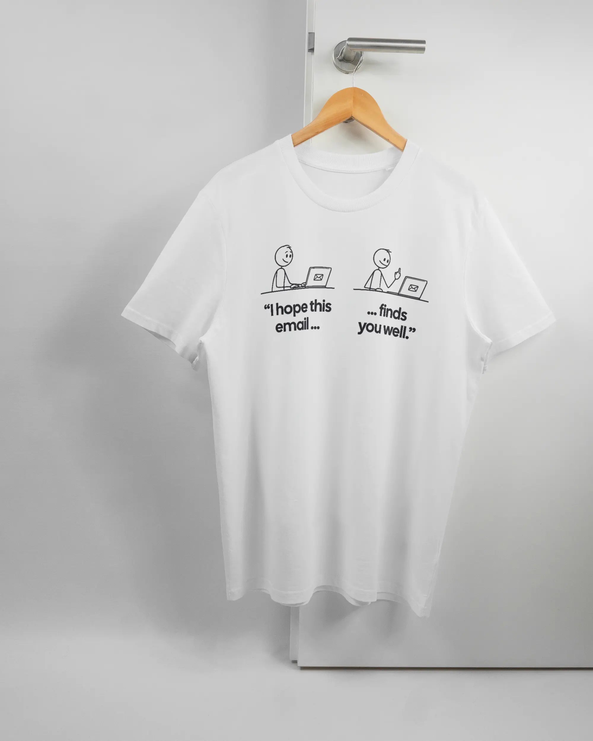 Vorderseite des Organic Unisex T-Shirt Casual von Maondo mit dem Design Found me not well in der Farbe White und in der Größe L auf einem Bügel an der Türklinke aufgehängt