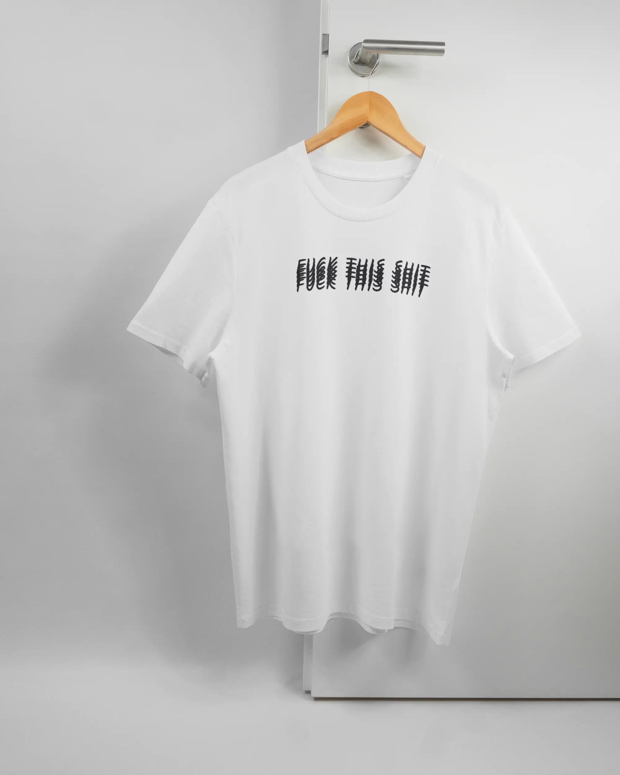 Vorderseite des Organic Unisex T-Shirt Casual von Maondo mit dem Design Hidden Message in der Farbe White und in der Größe L auf einem Bügel an der Türklinke aufgehängt