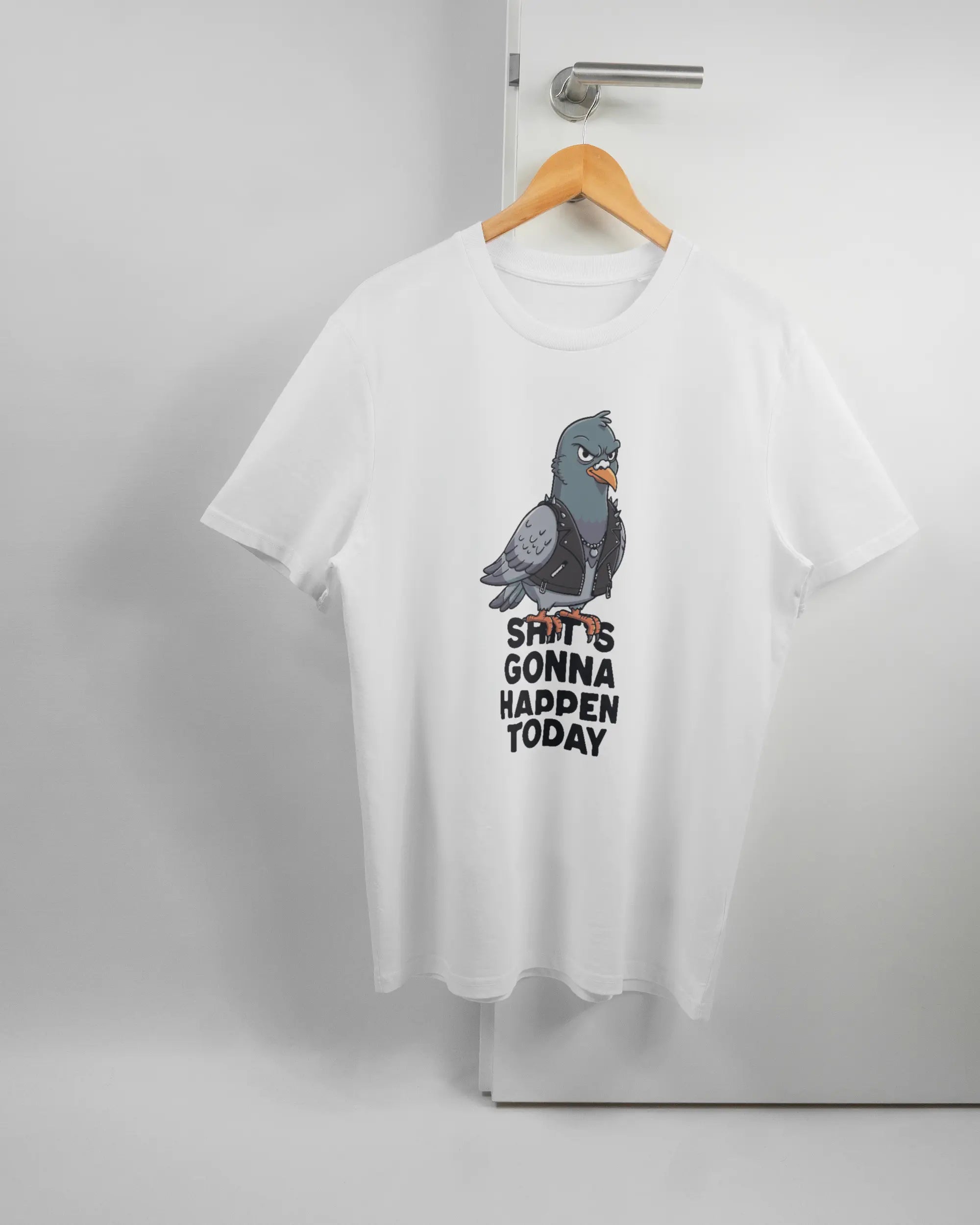Vorderseite des Organic Unisex T-Shirt Casual von Maondo mit dem Design Pigeon Pun in der Farbe White und in der Größe L auf einem Bügel an der Türklinke aufgehängt