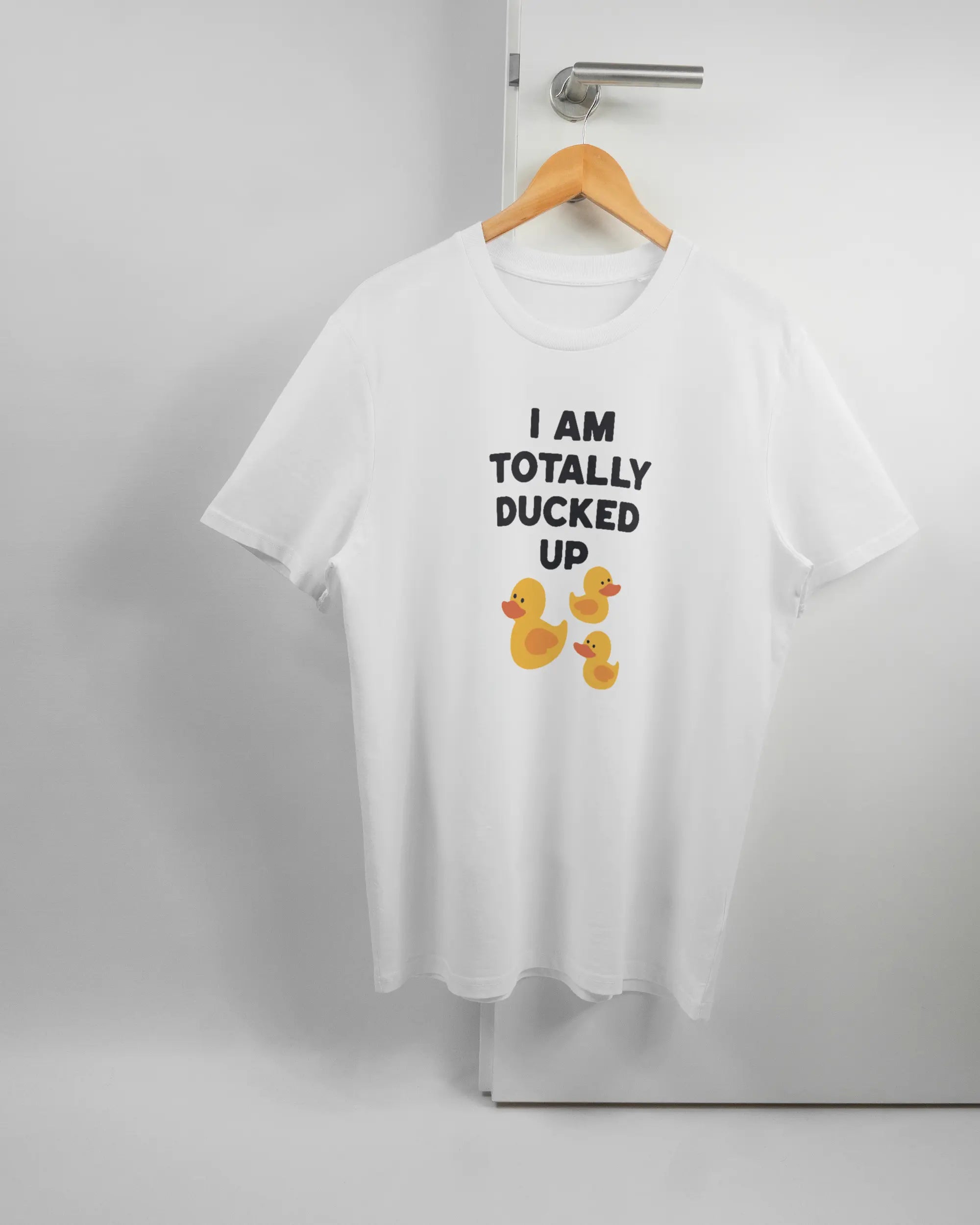 Vorderseite des Organic Unisex T-Shirt Casual von Maondo mit dem Design Ducked Up in der Farbe White und in der Größe L auf einem Bügel an der Türklinke aufgehängt