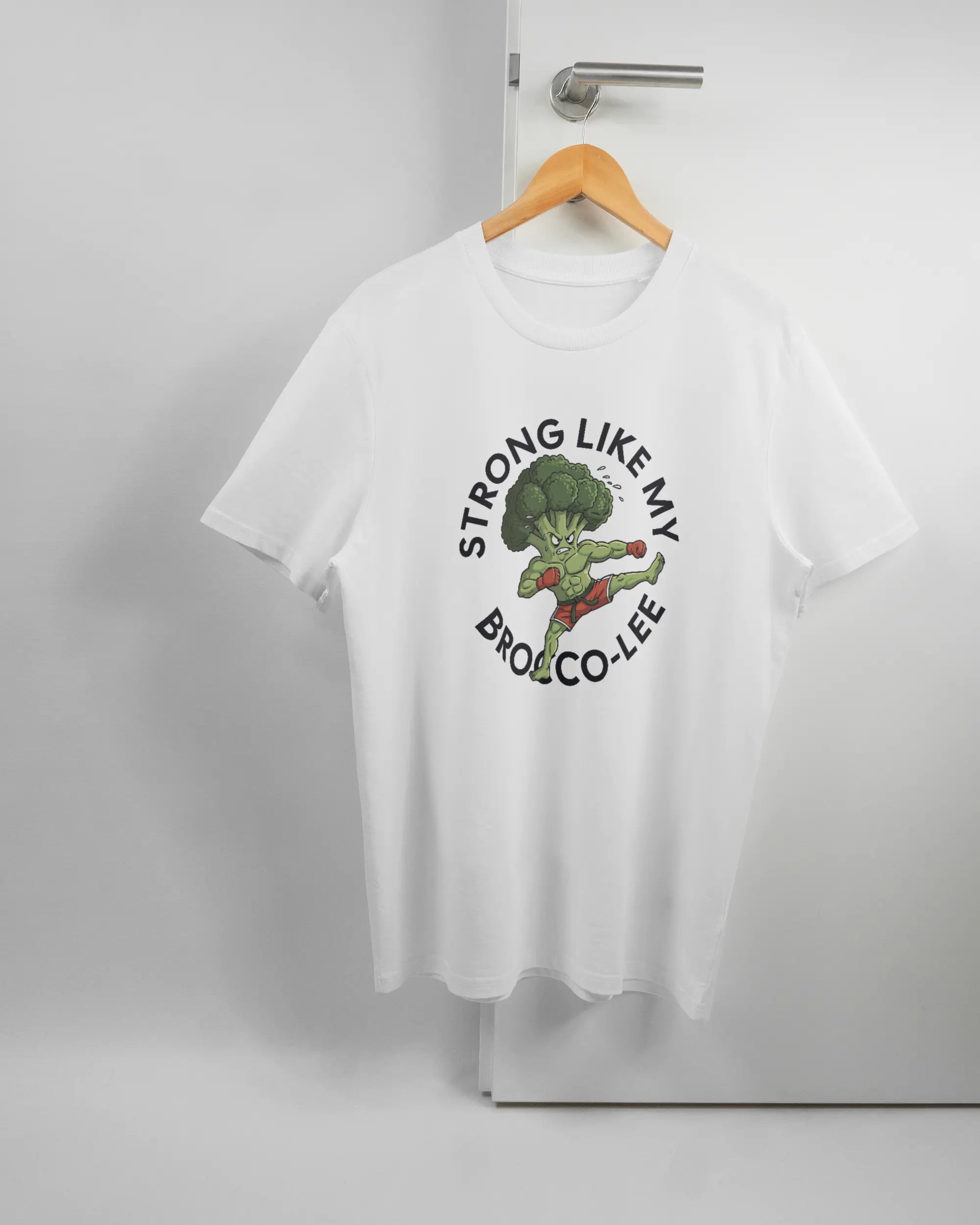 Vorderseite des Organic Unisex T-Shirt Casual von Maondo mit dem Design Brocco-Lee in der Farbe White und in der Größe L auf einem Bügel an der Türklinke aufgehängt