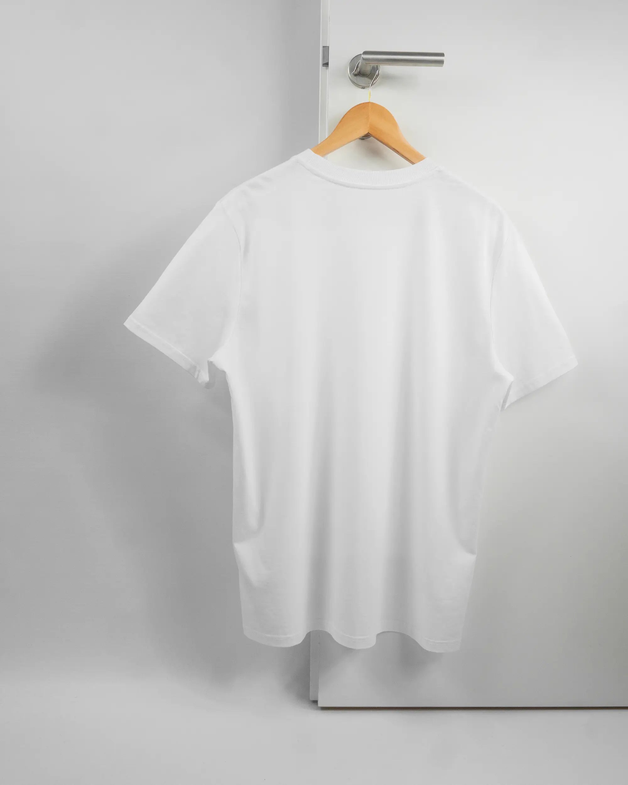 Rückseite des Organic Unisex T-Shirt Casual von Maondo ohne Motiv in der Farbe White und in der Größe L auf einem Bügel an der Türklinke aufgehängt