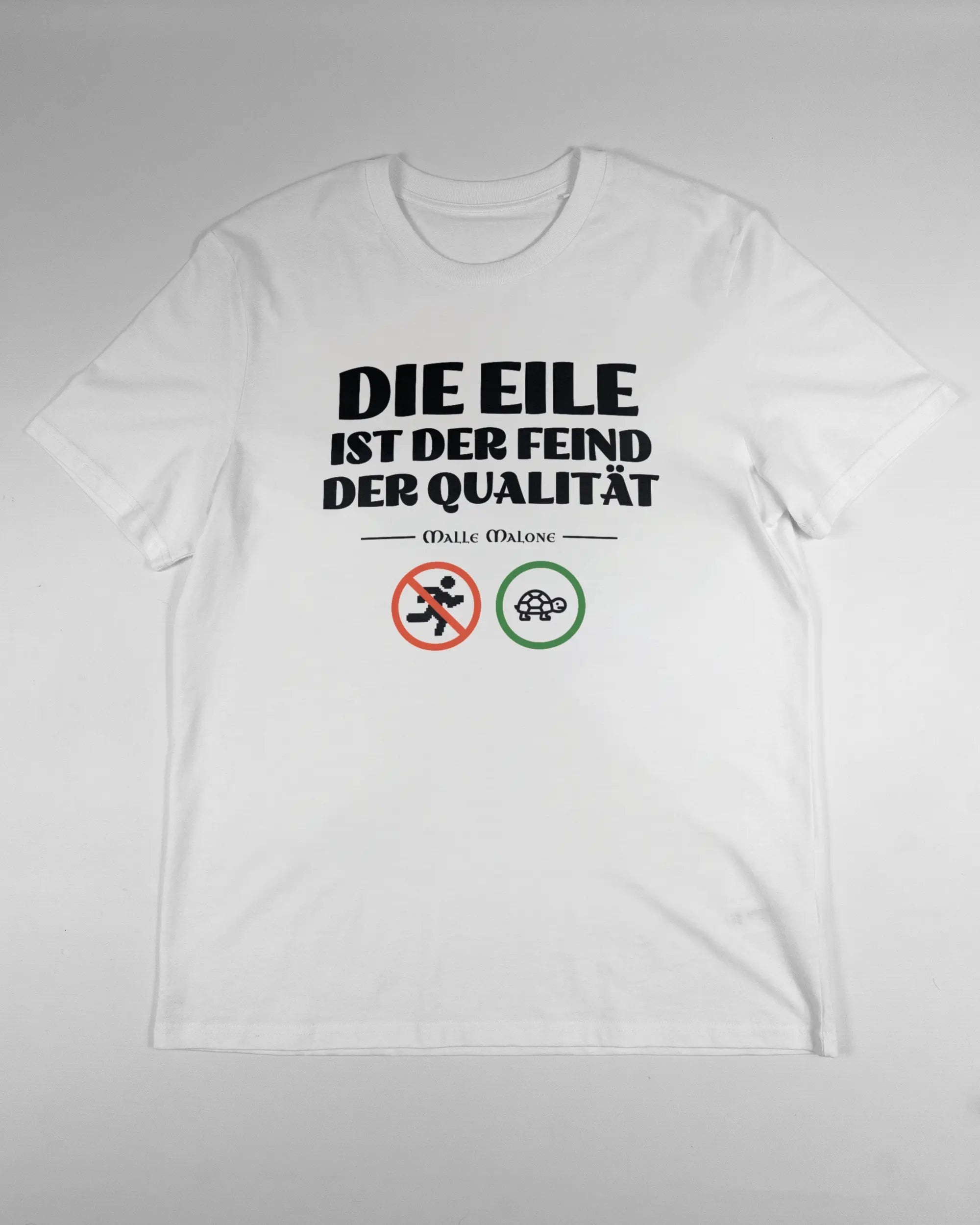 Vorderseite des Organic Unisex T-Shirt Casual von Maondo mit dem Design Keine Eile in der Farbe White und in der Größe L flach auf den Boden gelegt
