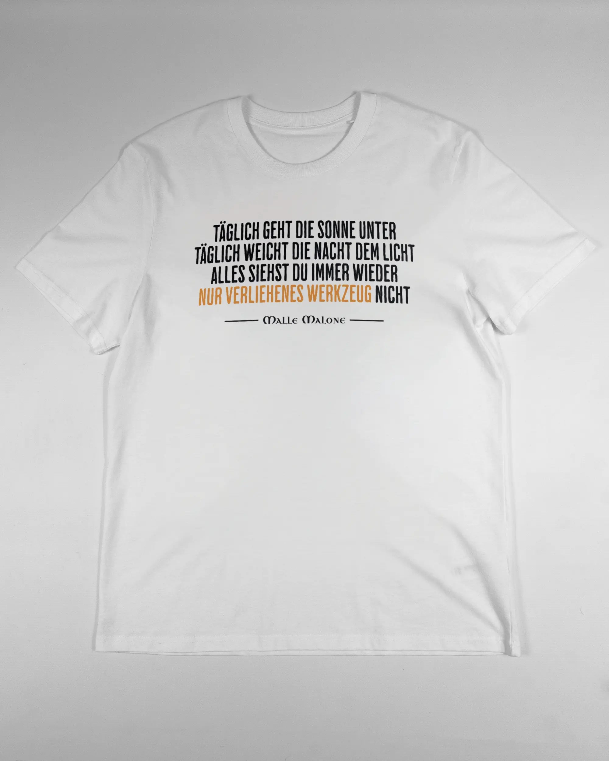 Vorderseite des Organic Unisex T-Shirt Casual von Maondo mit dem Design Wegzeug in der Farbe White und in der Größe L flach auf den Boden gelegt