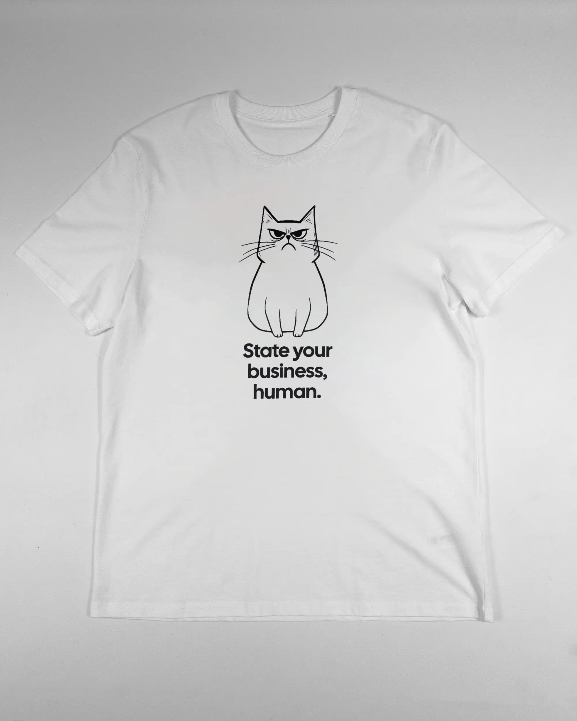 Vorderseite des Organic Unisex T-Shirt Casual von Maondo mit dem Design Grumpy Purr in der Farbe White und in der Größe L flach auf den Boden gelegt