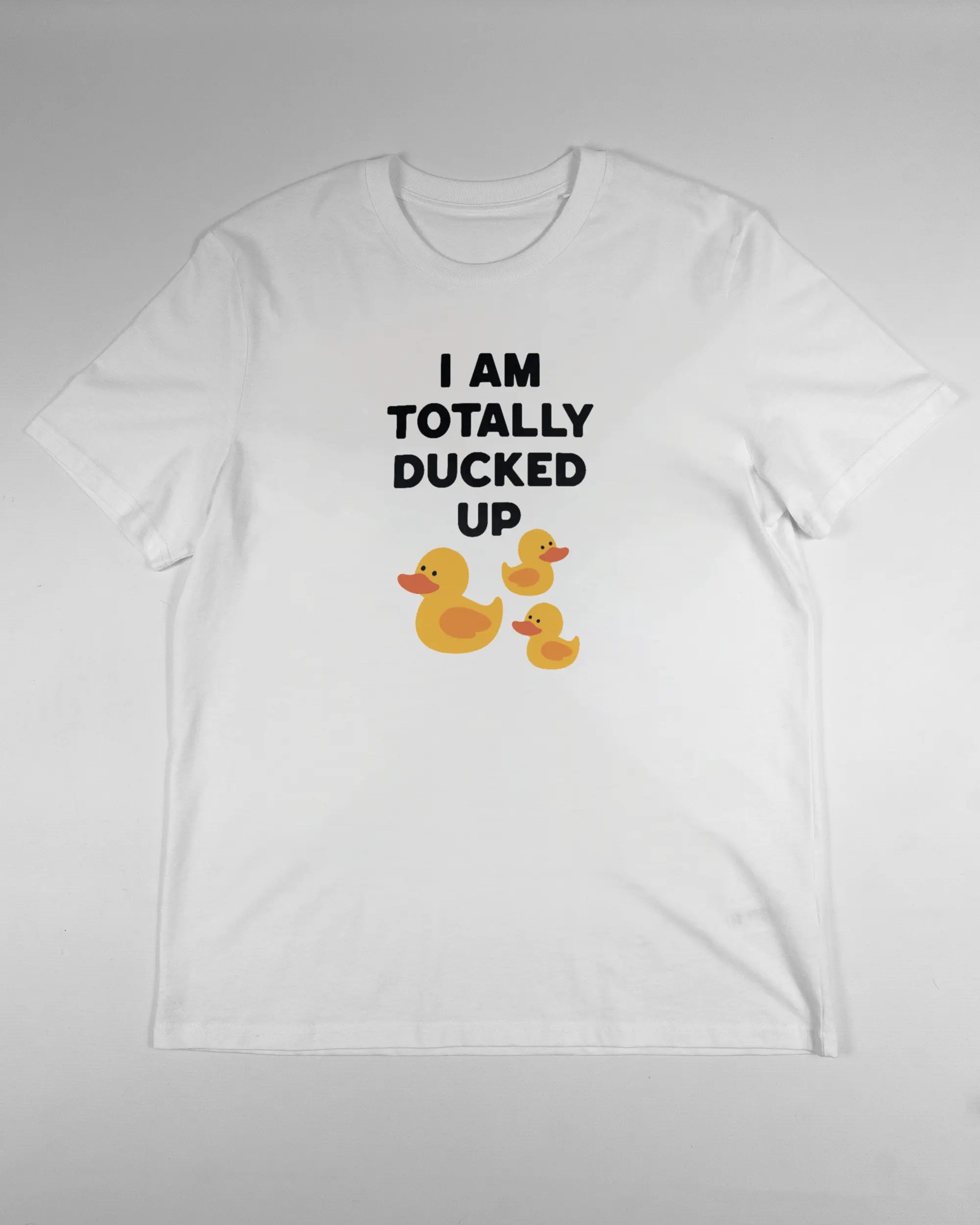 Vorderseite des Organic Unisex T-Shirt Casual von Maondo mit dem Design Ducked Up in der Farbe White und in der Größe L flach auf den Boden gelegt