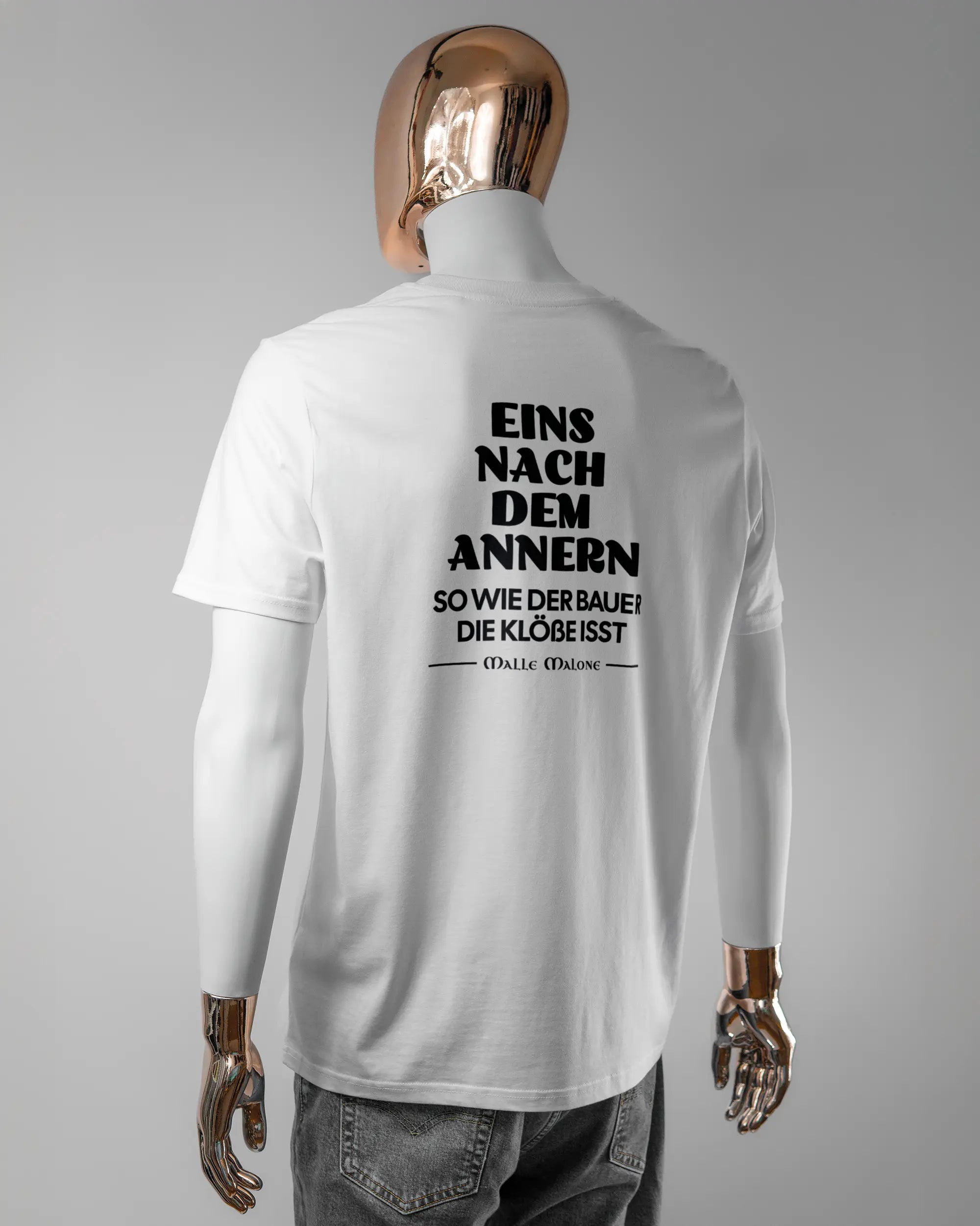 Rückseite des Organic Unisex T-Shirt Casual von Maondo mit dem Design Eins nach dem Annern in der Farbe White und in der Größe L getragen von einer maskulinen Puppe