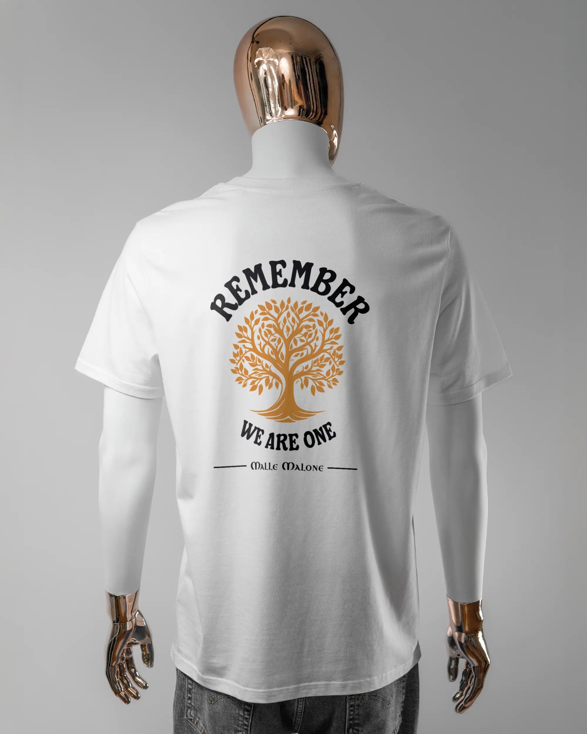 Rückseite des Organic Unisex T-Shirt Casual von Maondo mit dem Design We are one in der Farbe White und in der Größe L getragen von einer maskulinen Puppe