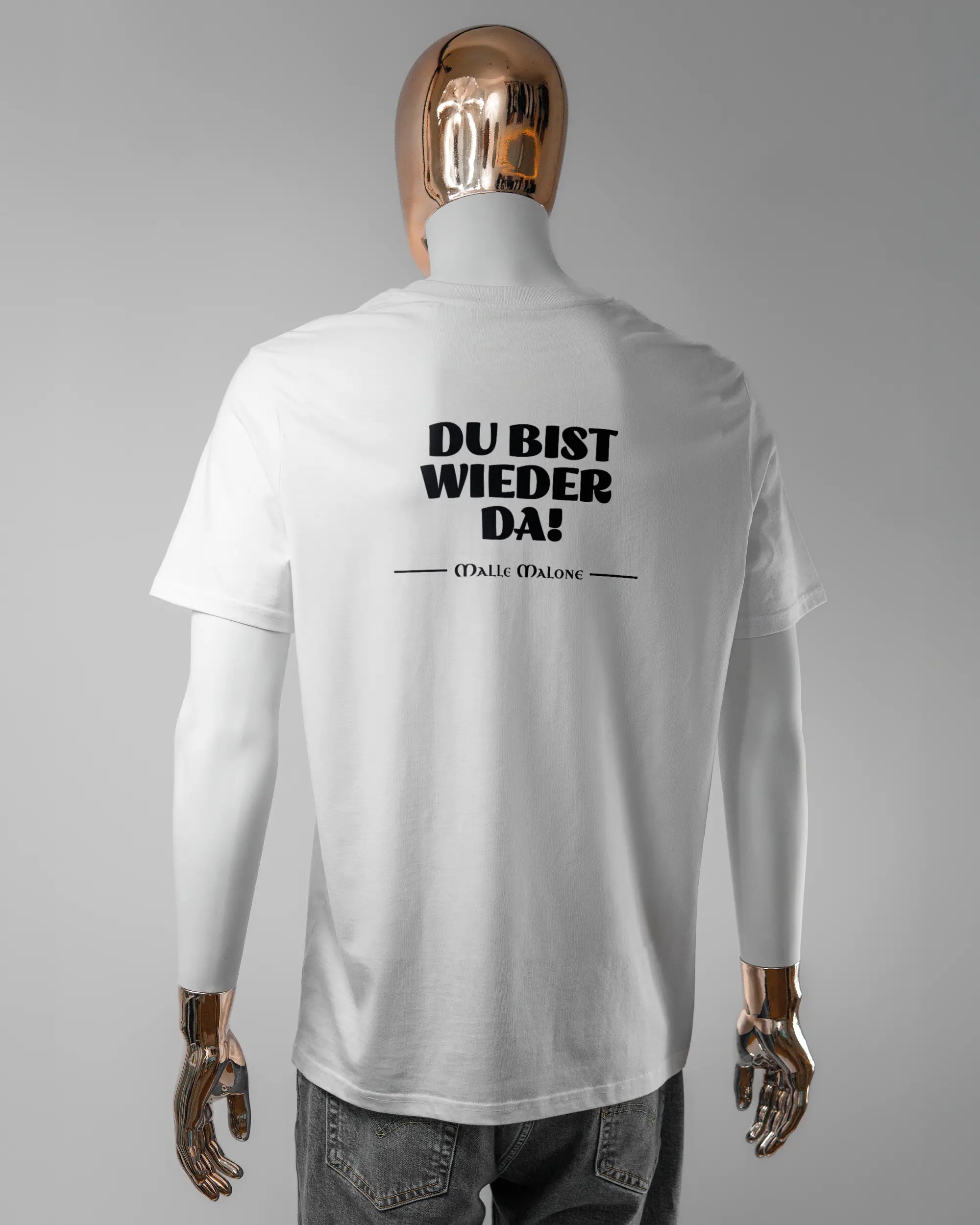 Rückseite des Organic Unisex T-Shirt Casual von Maondo mit dem Design Wieder da in der Farbe White und in der Größe L getragen von einer maskulinen Puppe