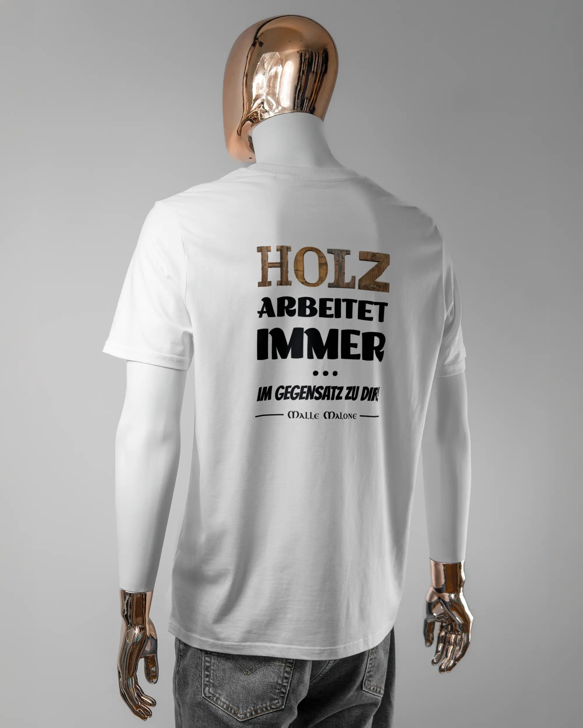 Rückseite des Organic Unisex T-Shirt Casual von Maondo mit dem Design Holzarbeit in der Farbe White und in der Größe L getragen von einer maskulinen Puppe