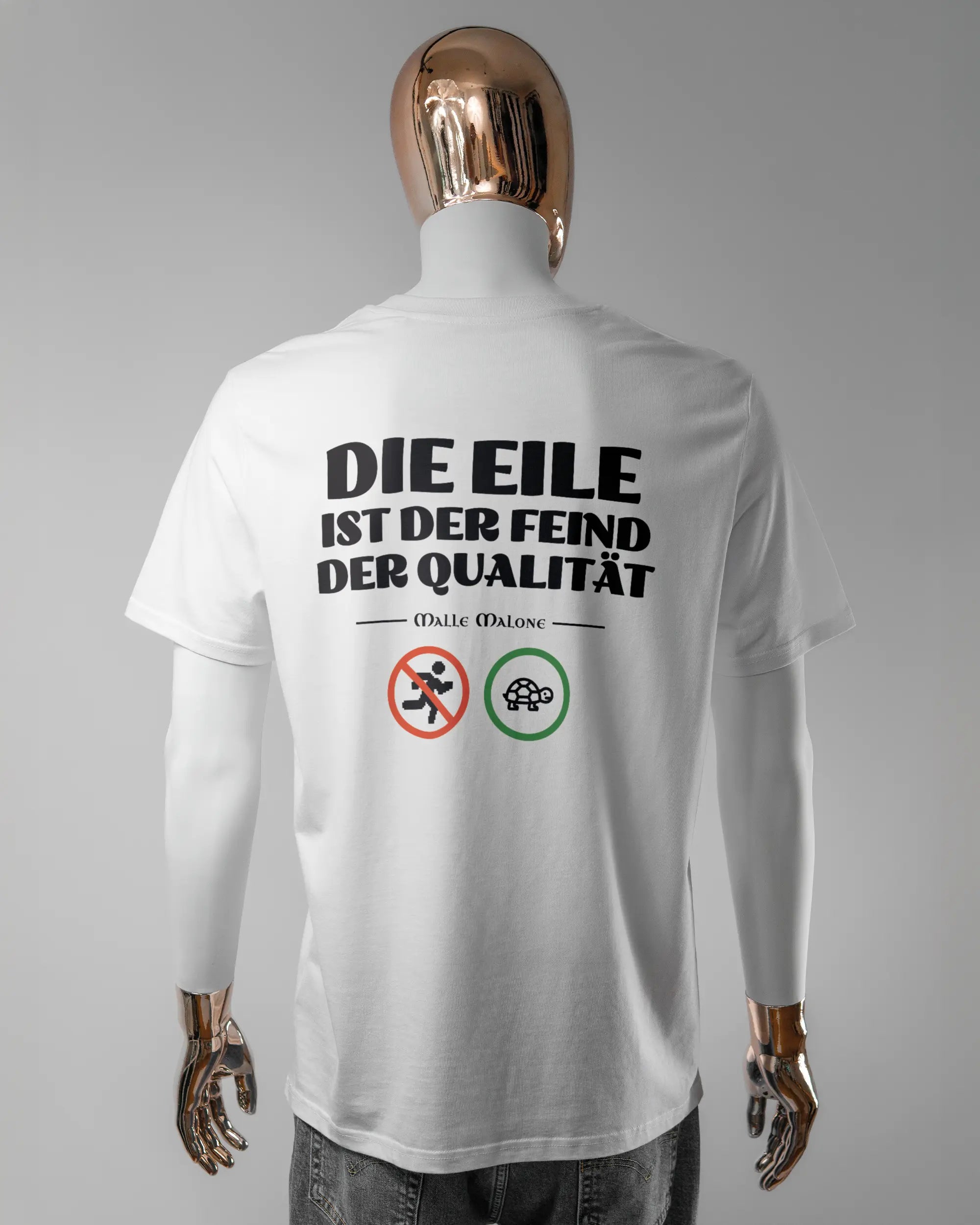 Rückseite des Organic Unisex T-Shirt Casual von Maondo mit dem Design Keine Eile in der Farbe White und in der Größe L getragen von einer maskulinen Puppe