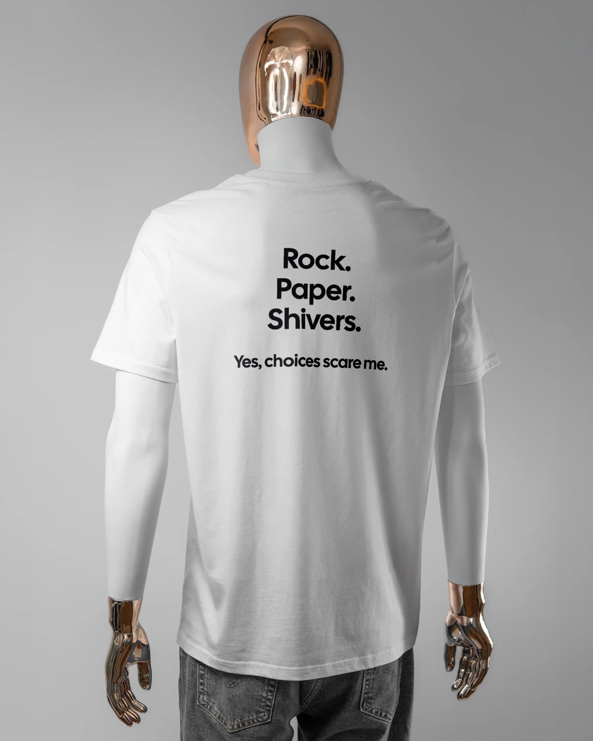 Rückseite des Organic Unisex T-Shirt Casual von Maondo mit dem Design Rock Paper Shivers in der Farbe White und in der Größe L getragen von einer maskulinen Puppe