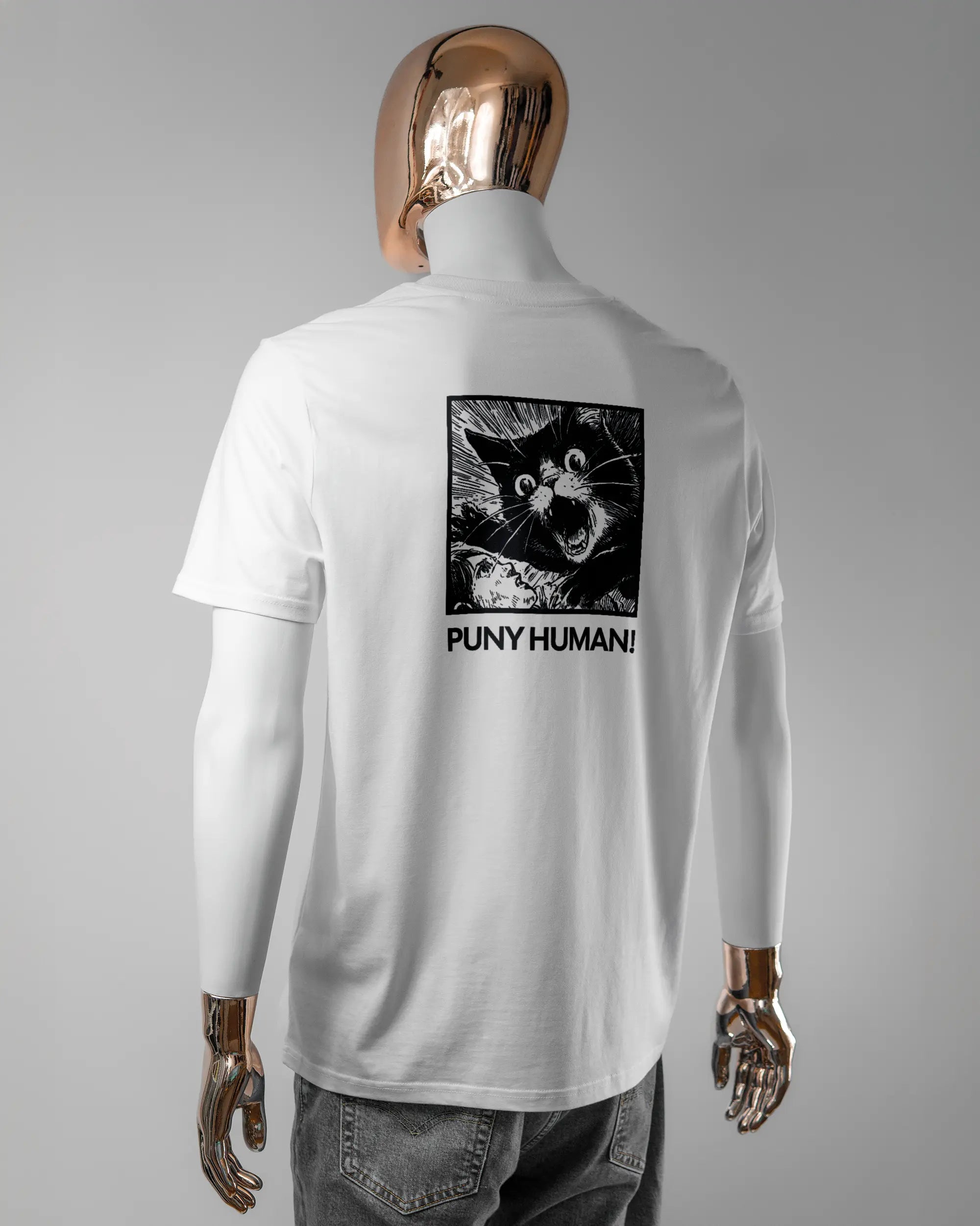 Rückseite des Organic Unisex T-Shirt Casual von Maondo mit dem Design Puny Human in der Farbe White und in der Größe L getragen von einer maskulinen Puppe