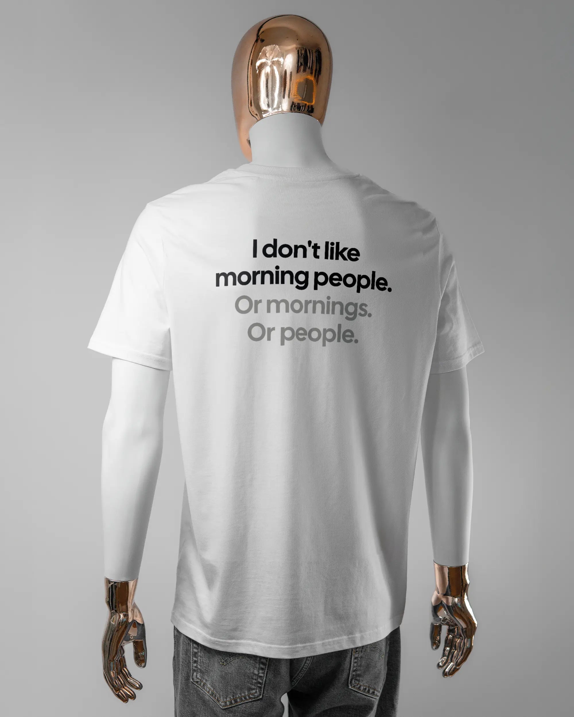 Rückseite des Organic Unisex T-Shirt Casual von Maondo mit dem Design Morning Person in der Farbe White und in der Größe L getragen von einer maskulinen Puppe