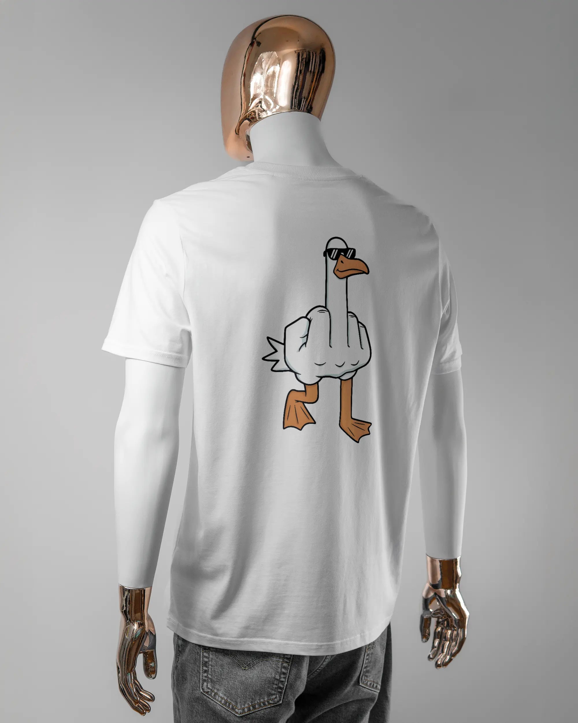 Rückseite des Organic Unisex T-Shirt Casual von Maondo mit dem Design I give a duck in der Farbe White und in der Größe L getragen von einer maskulinen Puppe