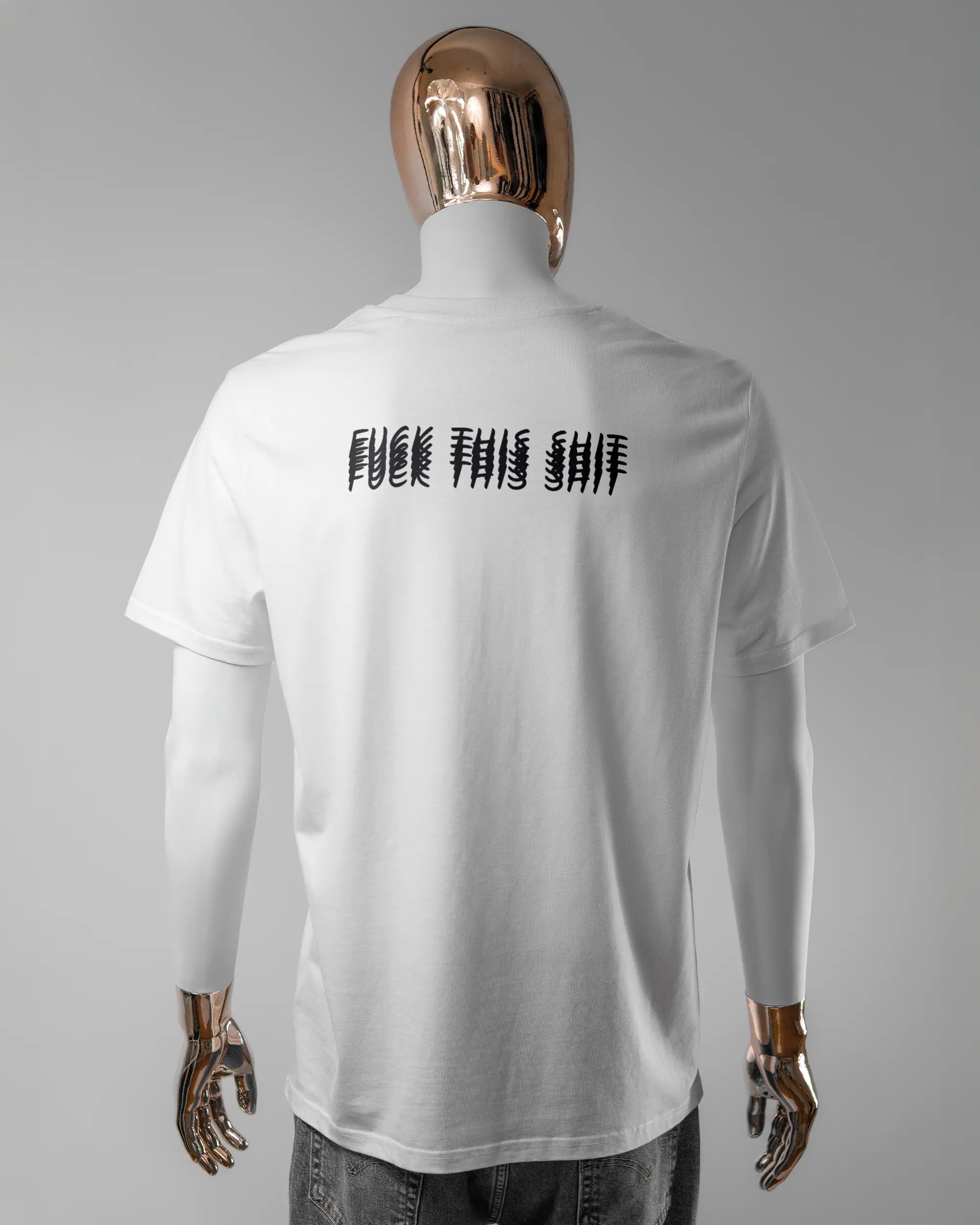 Rückseite des Organic Unisex T-Shirt Casual von Maondo mit dem Design Hidden Message in der Farbe White und in der Größe L getragen von einer maskulinen Puppe